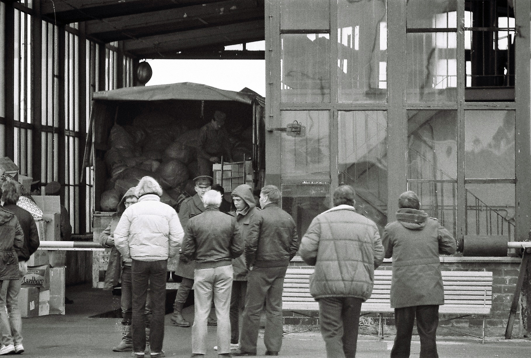 Rok 1982 Swinoujscie, transport Caritas Essen wjazd na prom kontrola celna