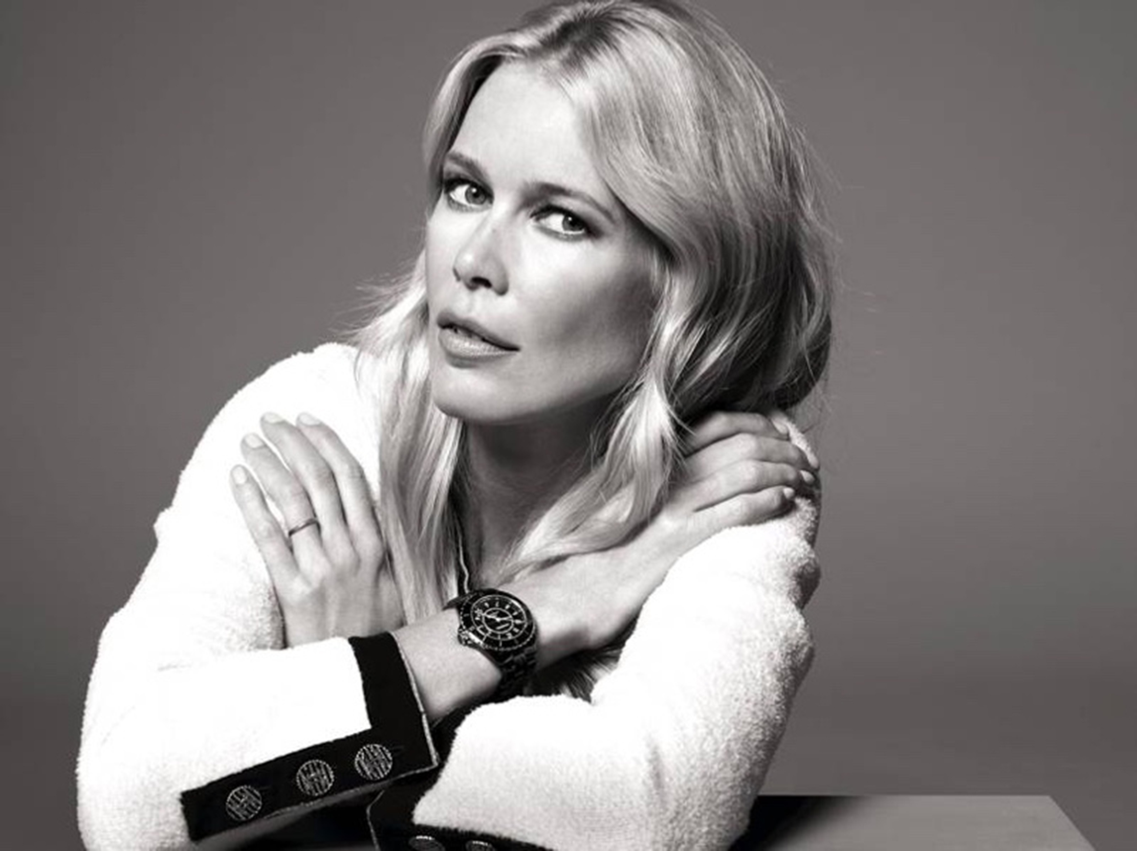 Visszatért a kifutóra Claudia Schiffer: 53 évesen is bomba formában van a szupermodell - videó