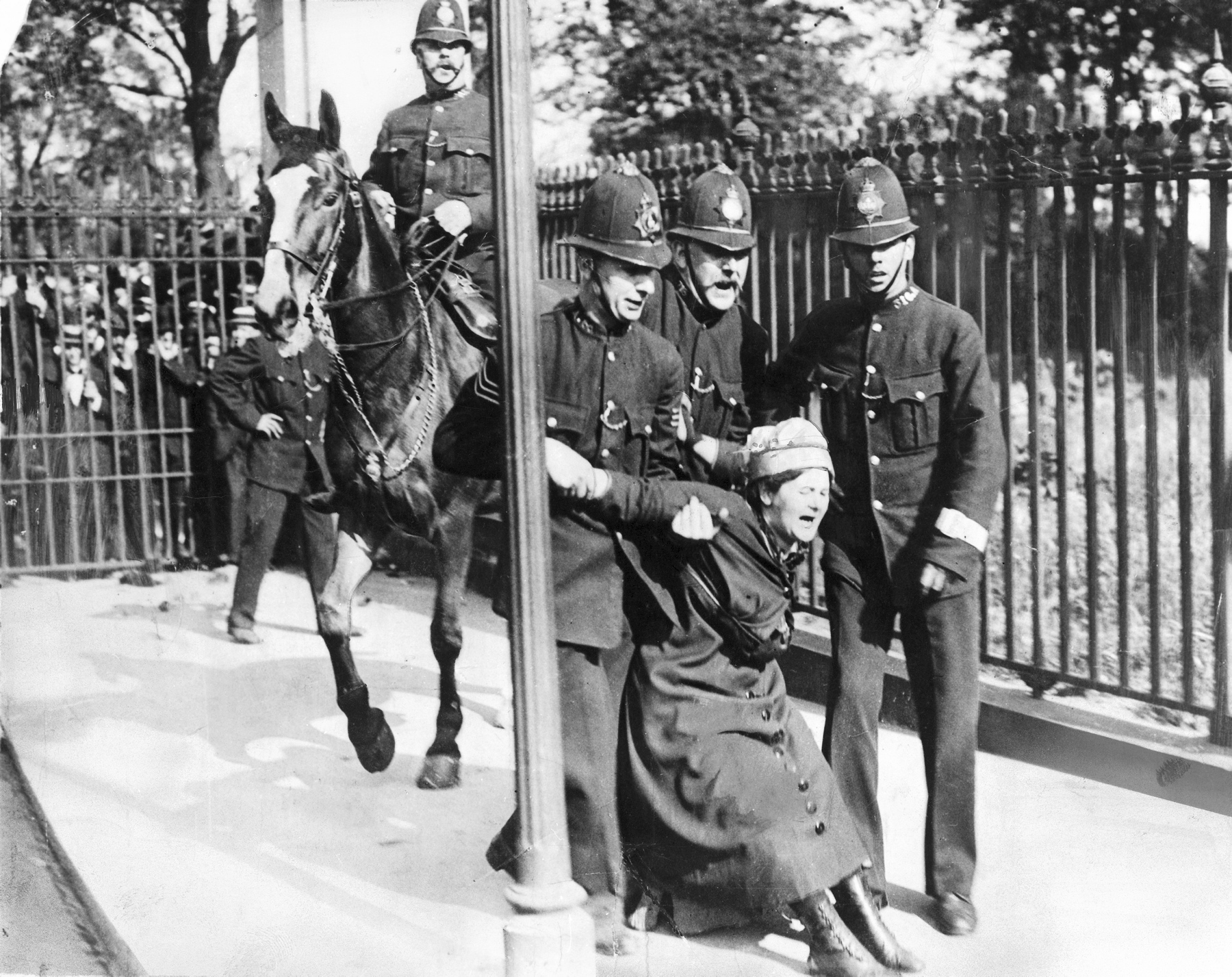 Policja brytyjska zatrzymuje uczestniczkę demonstracji żądającej praw wyborczych dla kobiet, ok. 1910 r.