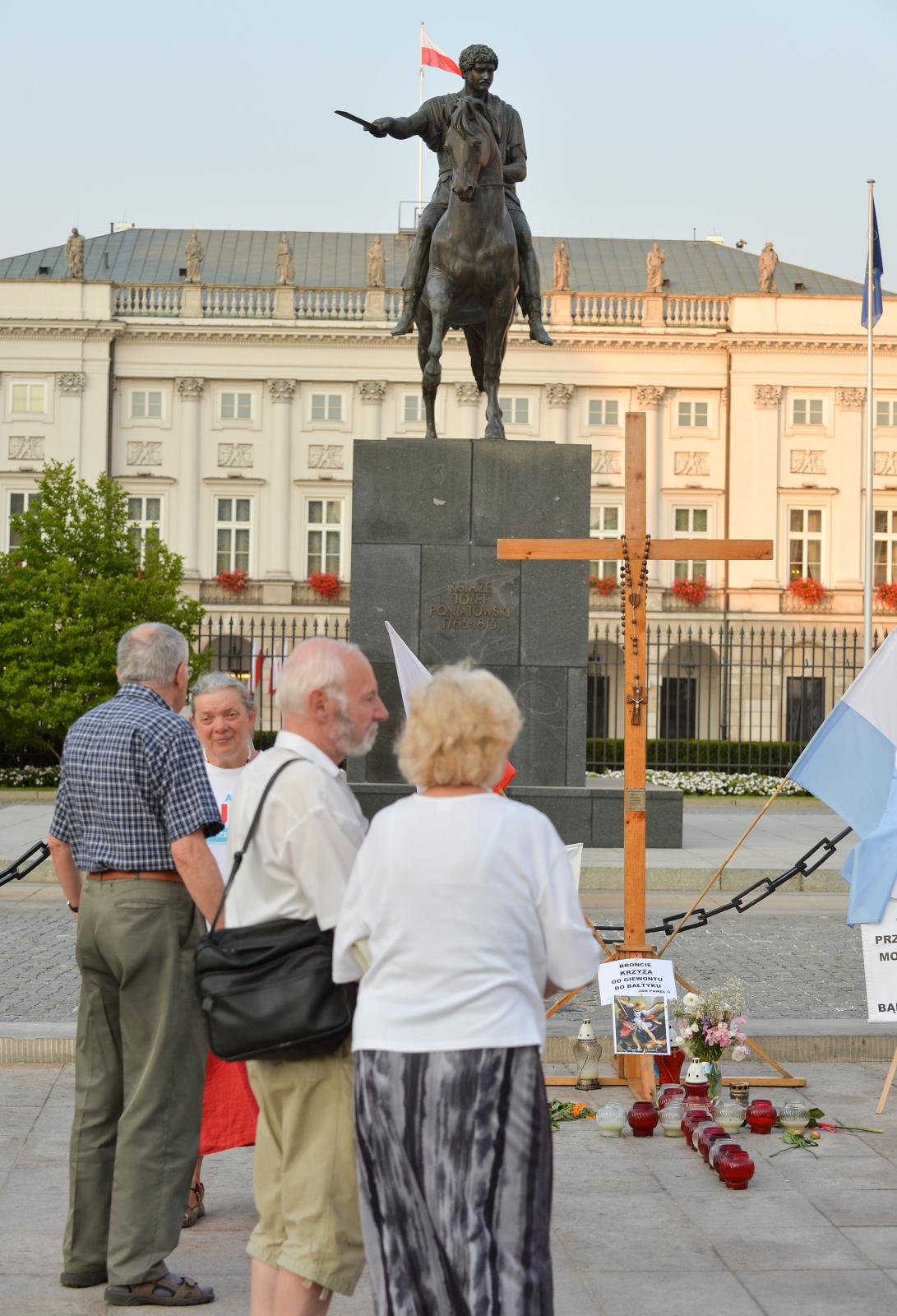 Krzyż przed Pałacem Prezydenckim