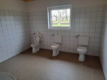 Egy mosdó, három vécé, nulla válaszfal: így várták Novák Katalin köztársasági elnököt a barcsi turisztikai központ átadására