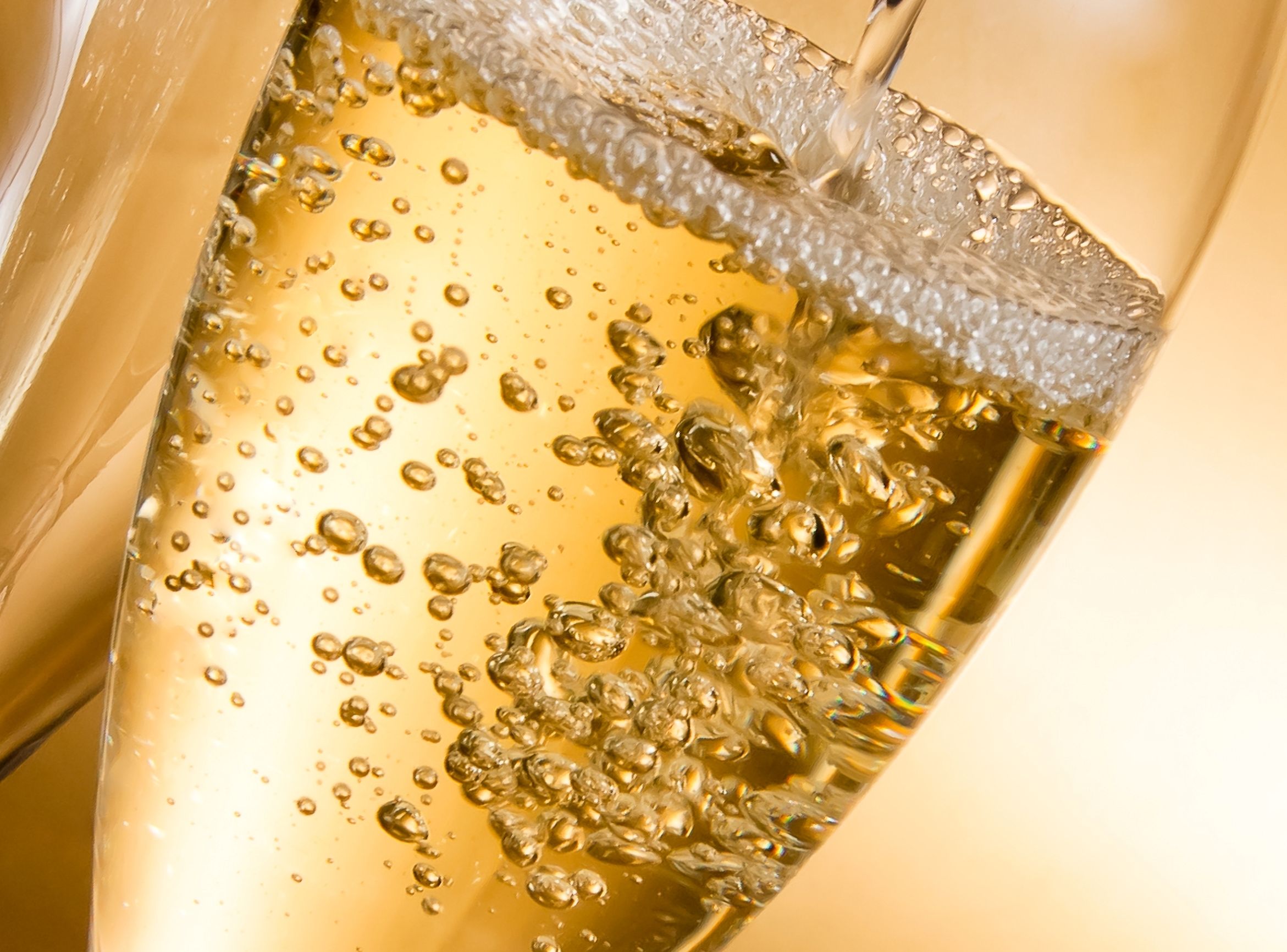 2. Unikaj szampana i prosecco