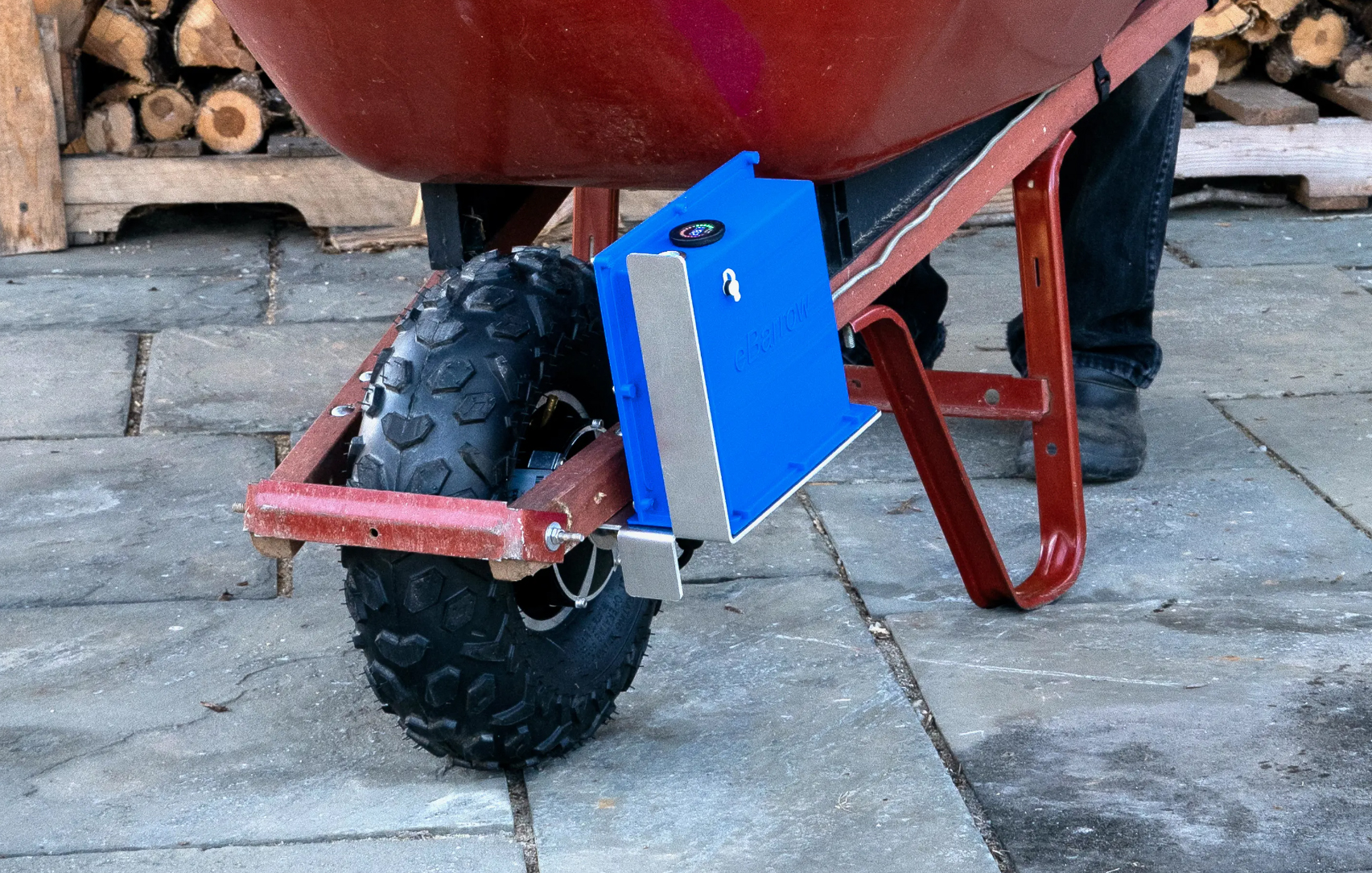 Hiánypótló találmány! Ezzel átalakíthatja a talicskáját szupermenő villanymotoros teherhordóvá!
