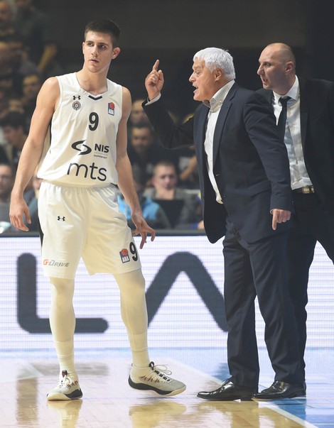 Vanja Marinković i trener Miroslav Nikolić tokom večitog derbija u 7. kolu ABA lige