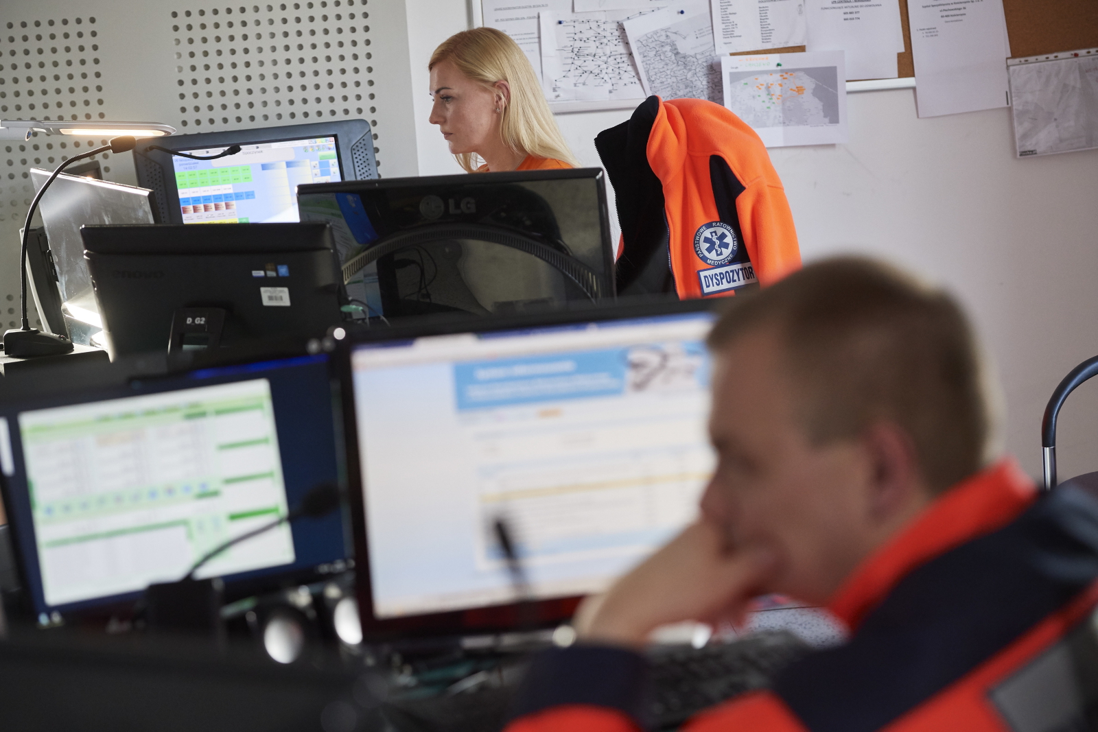 W ramach gdańskiej dyspozytorni 10 dyspozytorów medycznych całodobowo obsługuje około 1,8 miliona mieszkańców...
