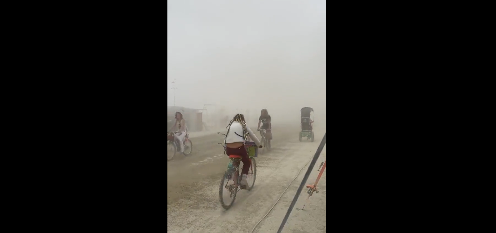 Halálos káosz: sárfürdővé vált a világhírű fesztivál, 70 ezren bent rekedtek, egy ember meghalt - videók a helyszínről