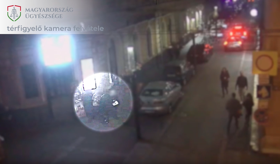A nyílt utcán esett neki egy nőnek az agresszív férfi Budapesten: ököllel ütötte, többször bele is rúgott
