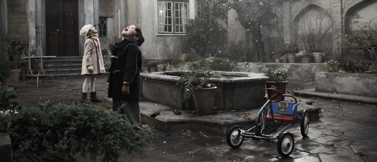 Filmowy Teheran tętni życiem, a reżyserzy robią wszystko, by zapoznać widza z jego barwami, smakami i zapachami. W imponującym wizualnie