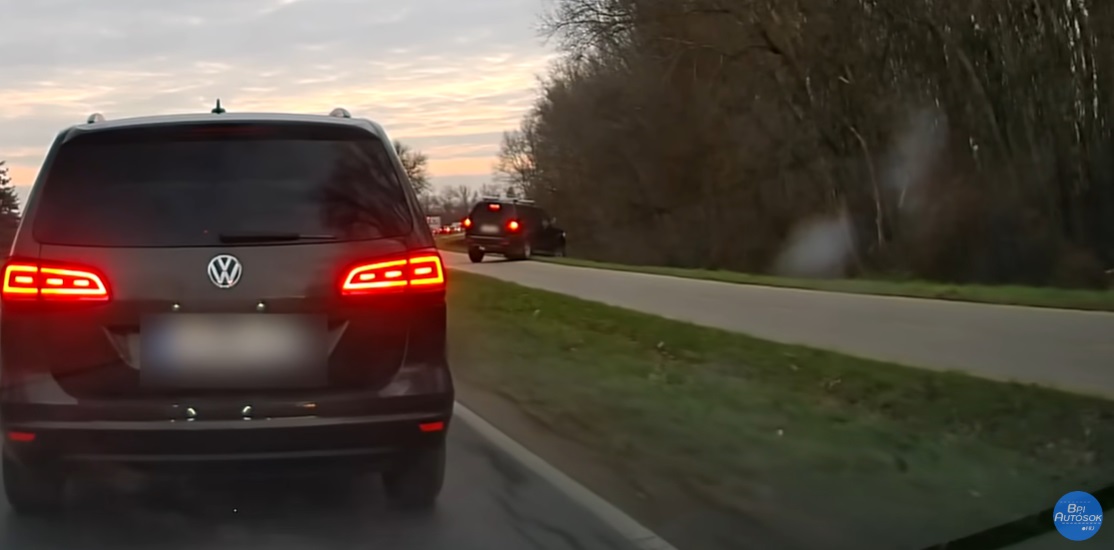 Hihetetlen felvétel: egy sofőr megmutatta, mire jó a terepjáró, így szökött meg a dugó elől Győrben – videó