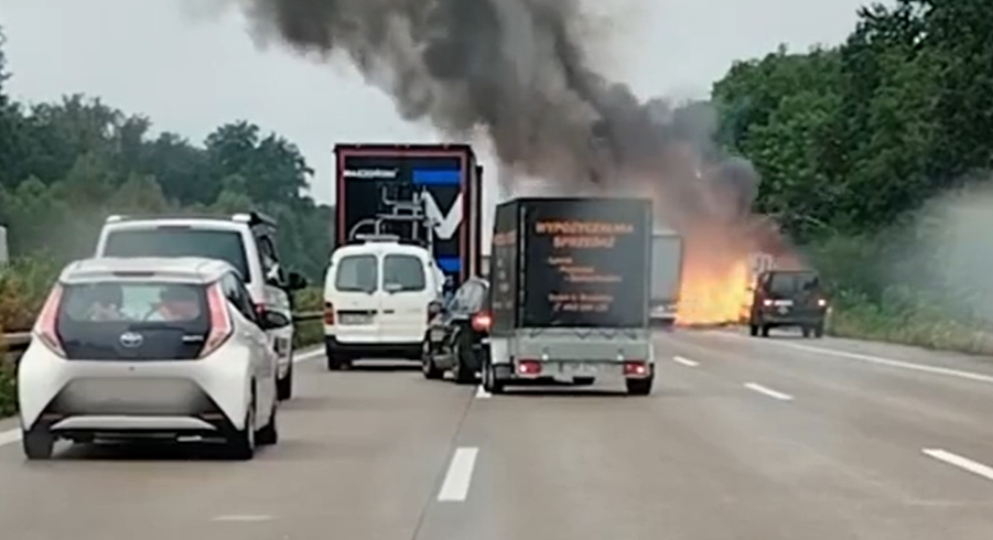 Sokkoló felvételek: hatalmas robbanás rázta meg az autópályát Németországban, veszélyes anyagot szállító kamionok rohantak egymásba