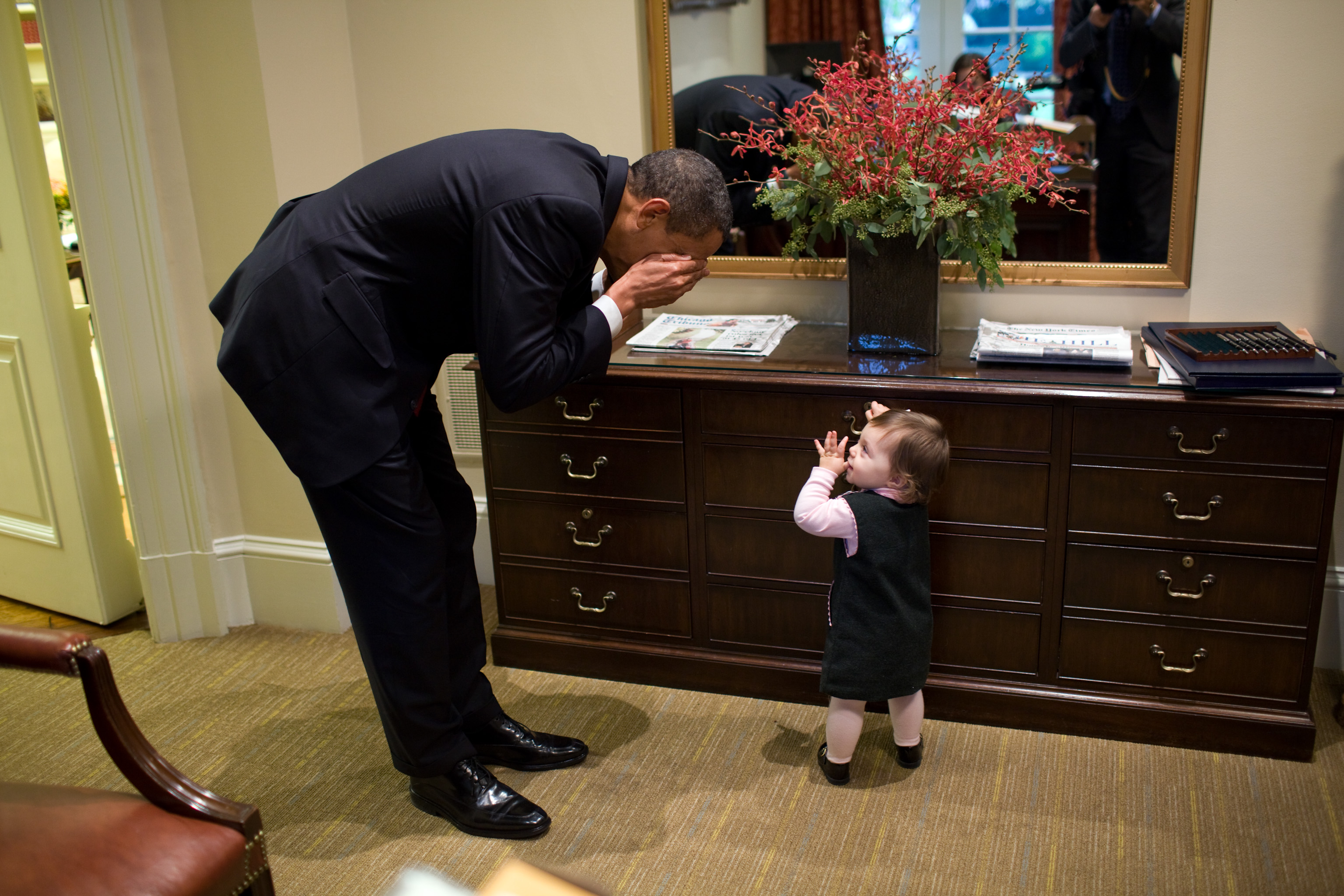 30 października 2009 roku, Biały Dom. Obama bawi się w chowanego z córką pracownicy Białego Domu, Emmitt Beliveau. Jak przyznaje fotograf Pete Souza, chwilę wcześniej prezydent USA wyszedł z tak zwanego pokoju operacyjnego, ze spotkania dotyczącego operacji wojskowej w Afganistanie. Na korytarzu natknął się na małą dziewczynkę...