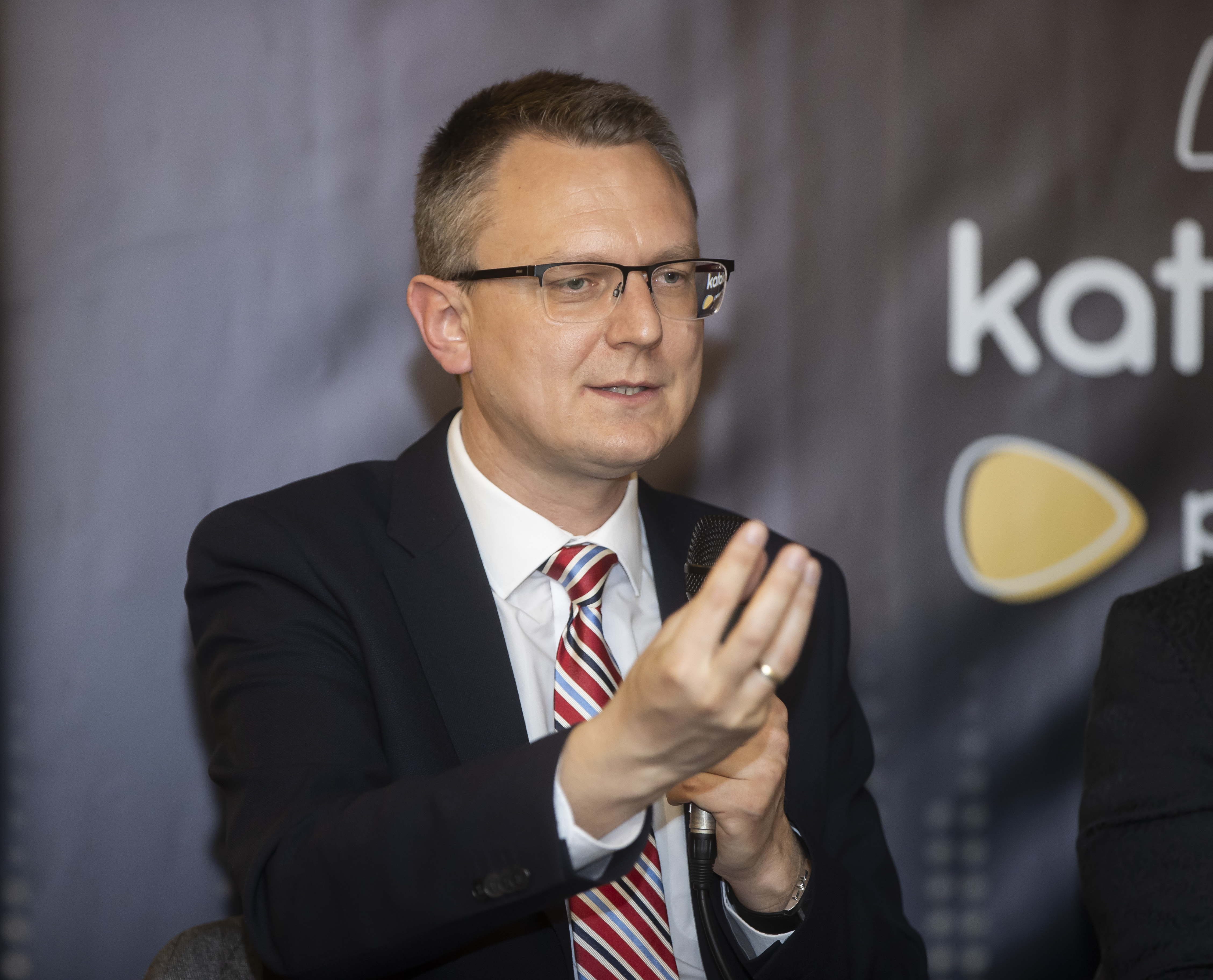 Rétvári Bence a parlamentben a kórházi fertőzésekről: „Minden kórházi ellátás valamilyen kockázattal jár”