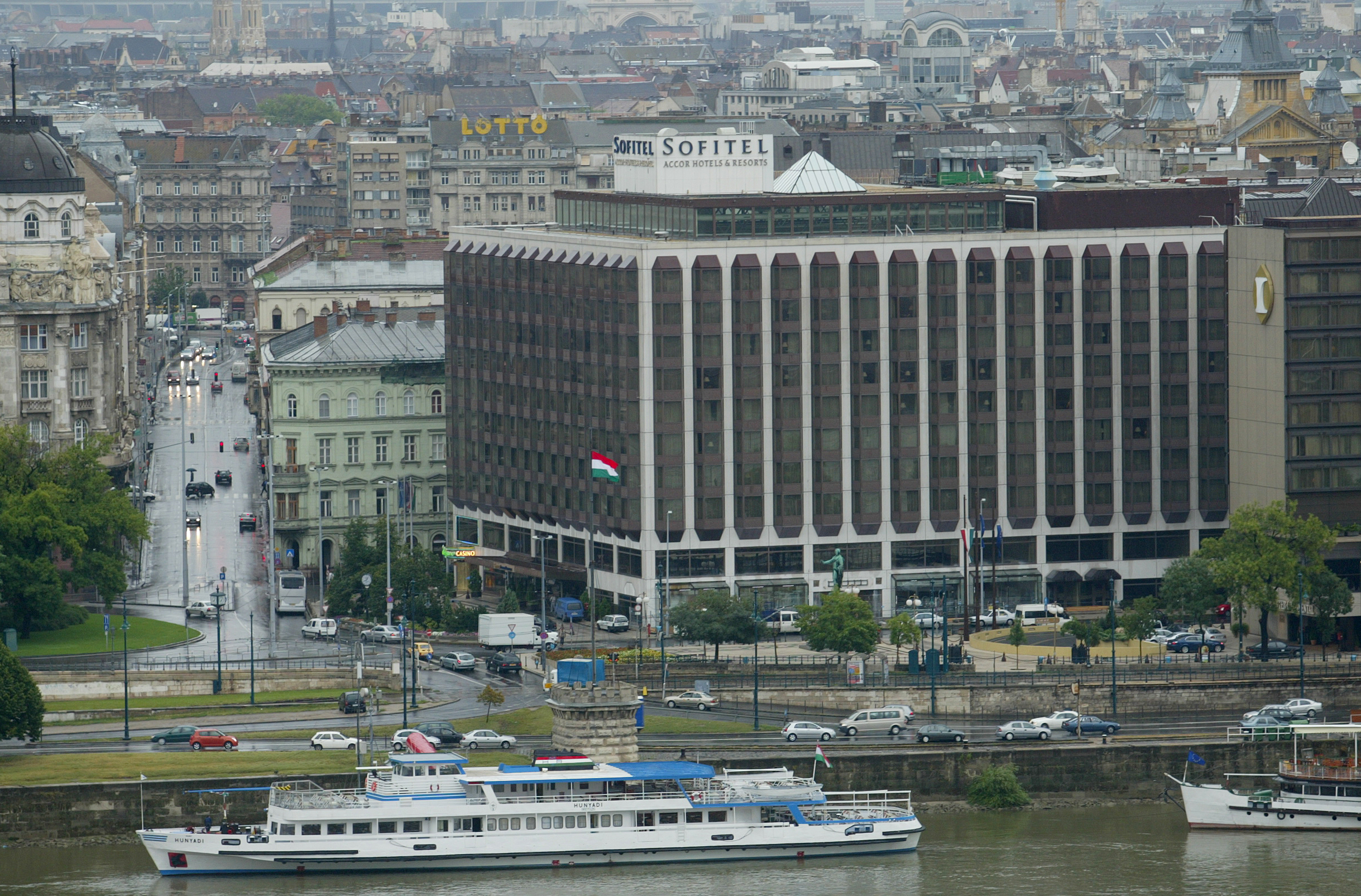 A Duna korzó legendás szállodájának bútorai bukkantak fel szerte az országban