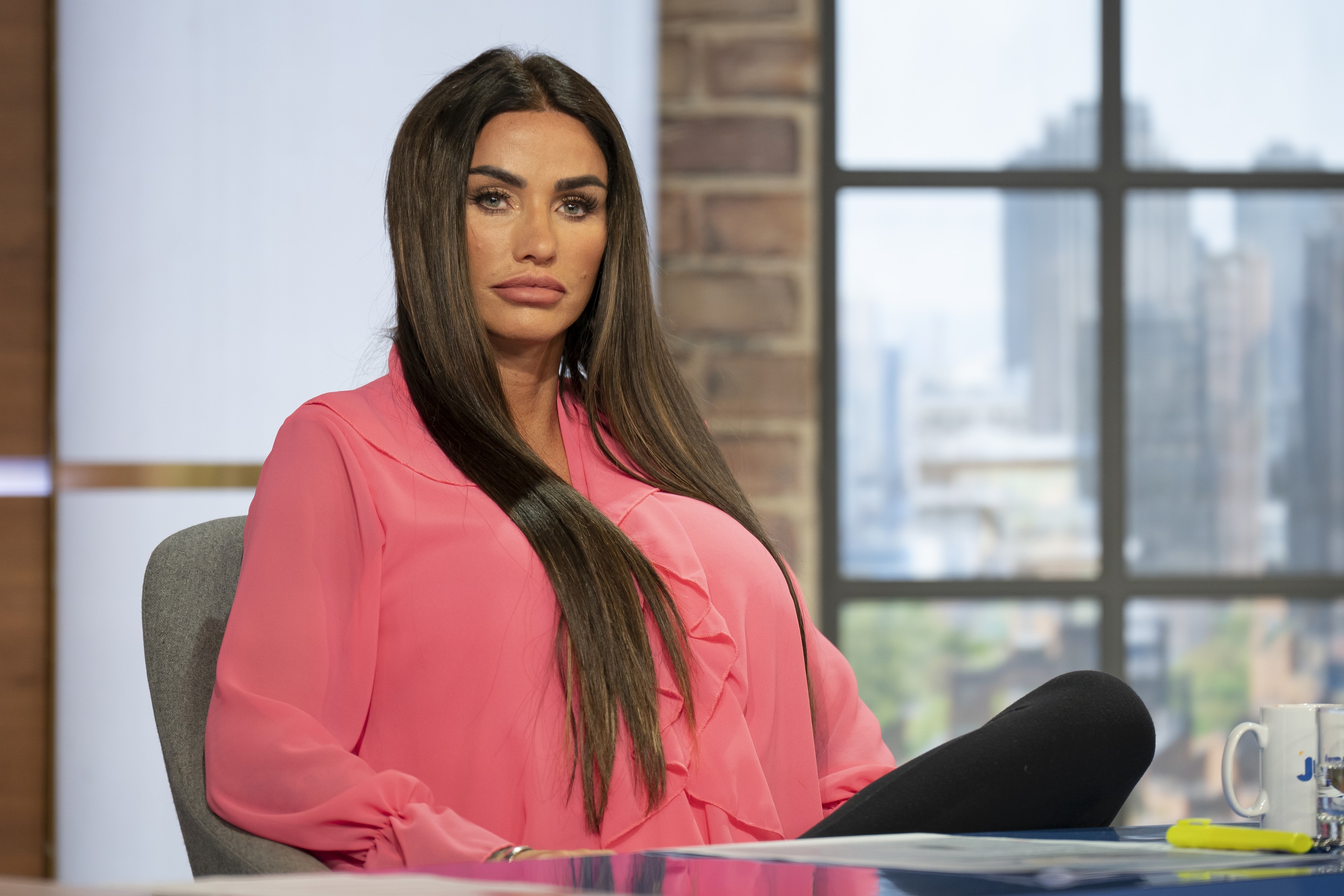 Katie Price megmutatta brutális méretű melleit... a bikinifelsője alig ér valamit – galéria