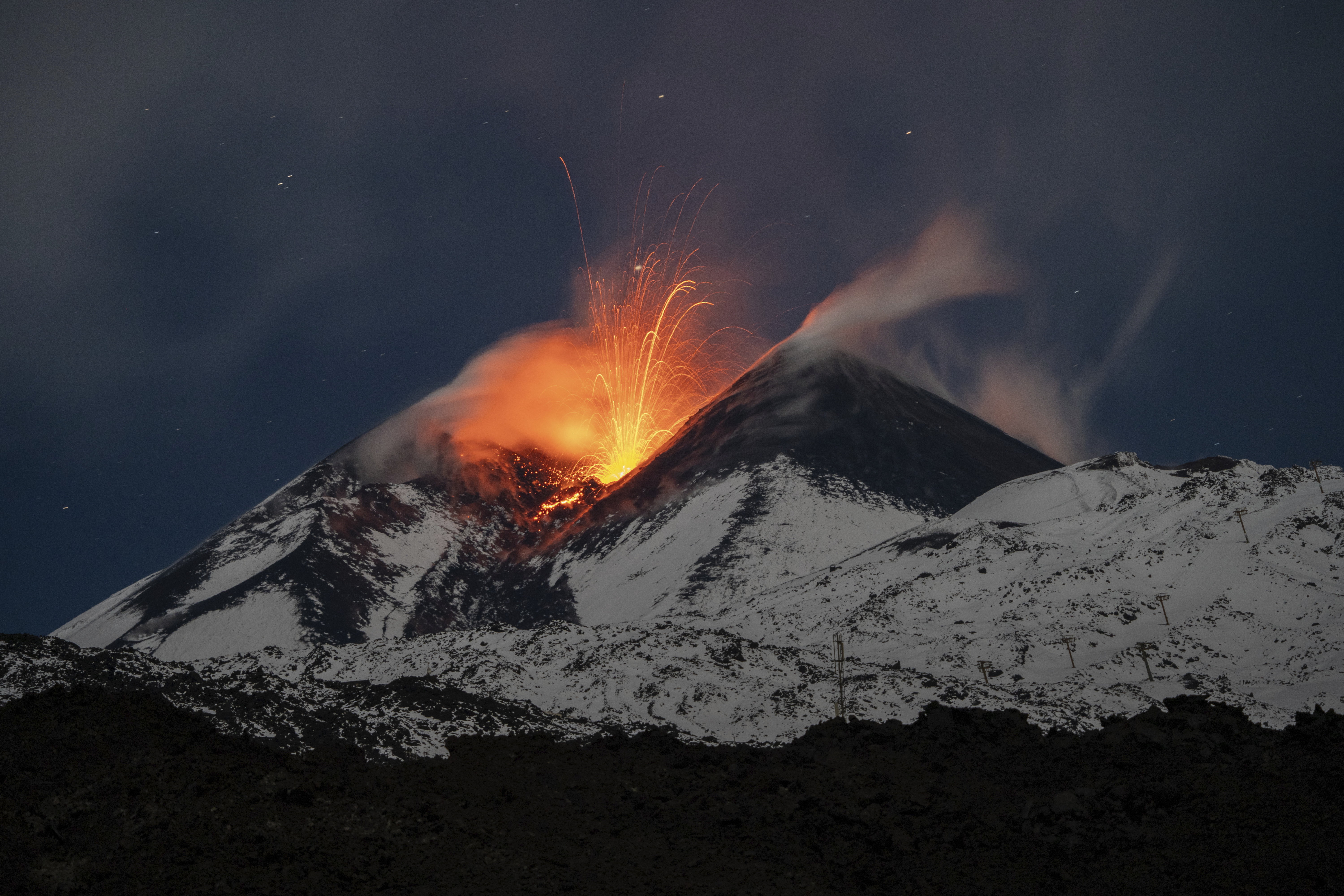 Újra kitört az Etna Olaszországban – Félelmetes fotókon a hömpölygő láva