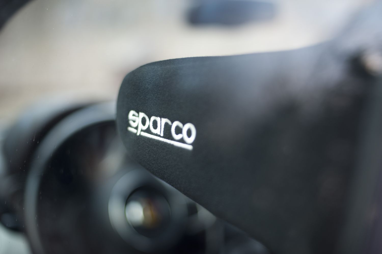 Tutaj zamontowano kubełki Sparco, które zapewniają idealne trzymanie boczne