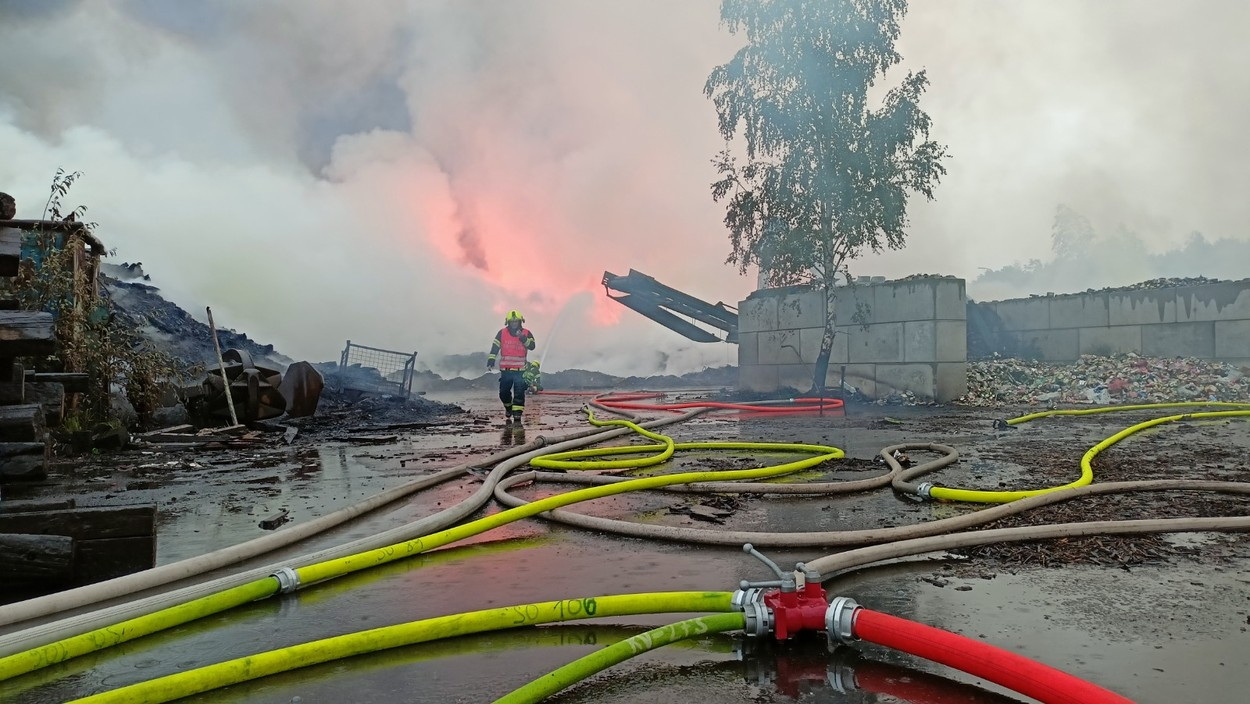 Pokoli tűzzel küzdenek a tűzoltók a csehországi erőműnél – fotók