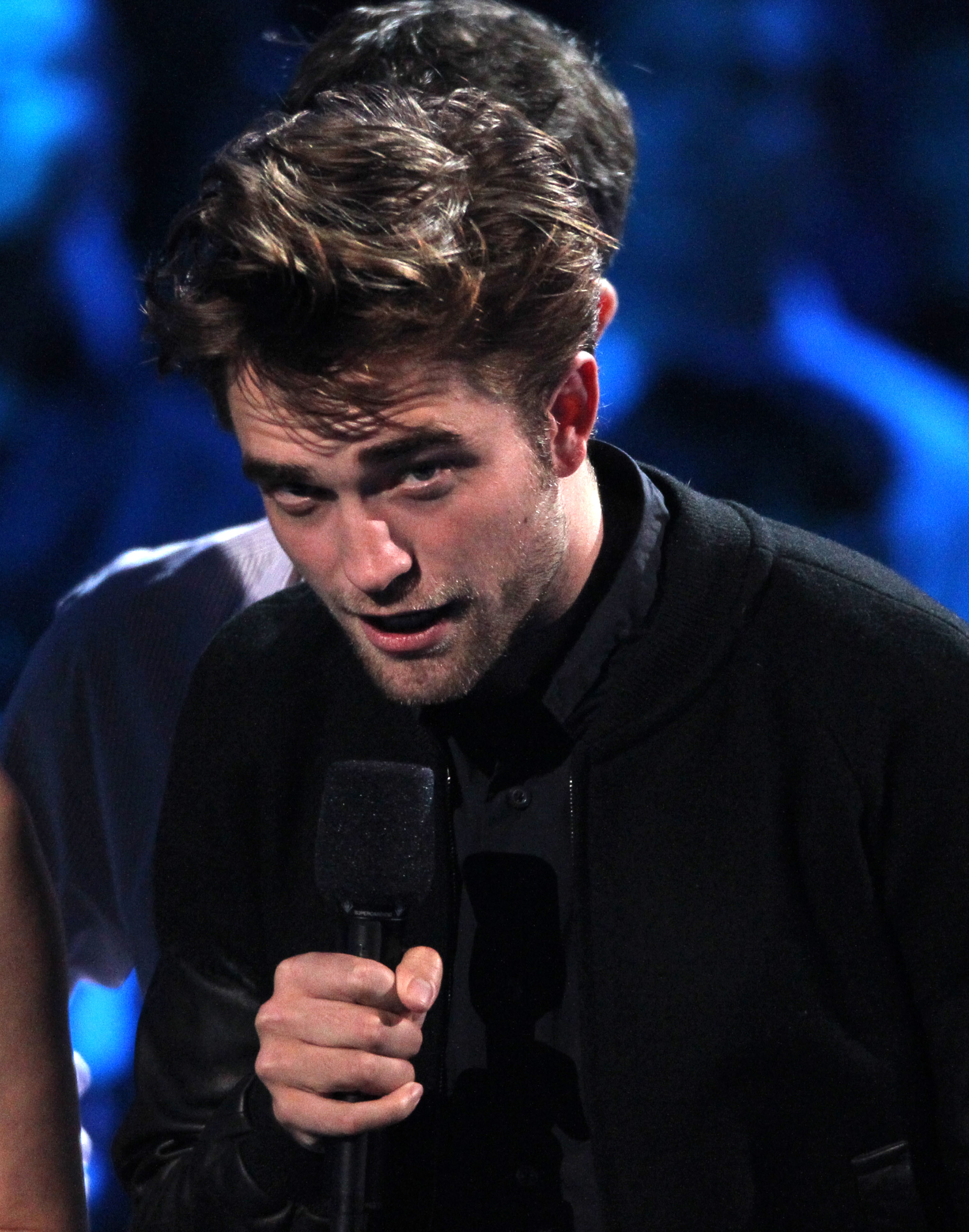 Ku uciesze widowni i zniesmaczeniu obecnego na gali Roberta Pattinsona, gospodarz gali Kevin Hart wspomniał również o Kristen Stewart. Jej romans z reżyserem Rupertem Sandersem nazwał pomyłką, która mogła zdarzyć się każdemu