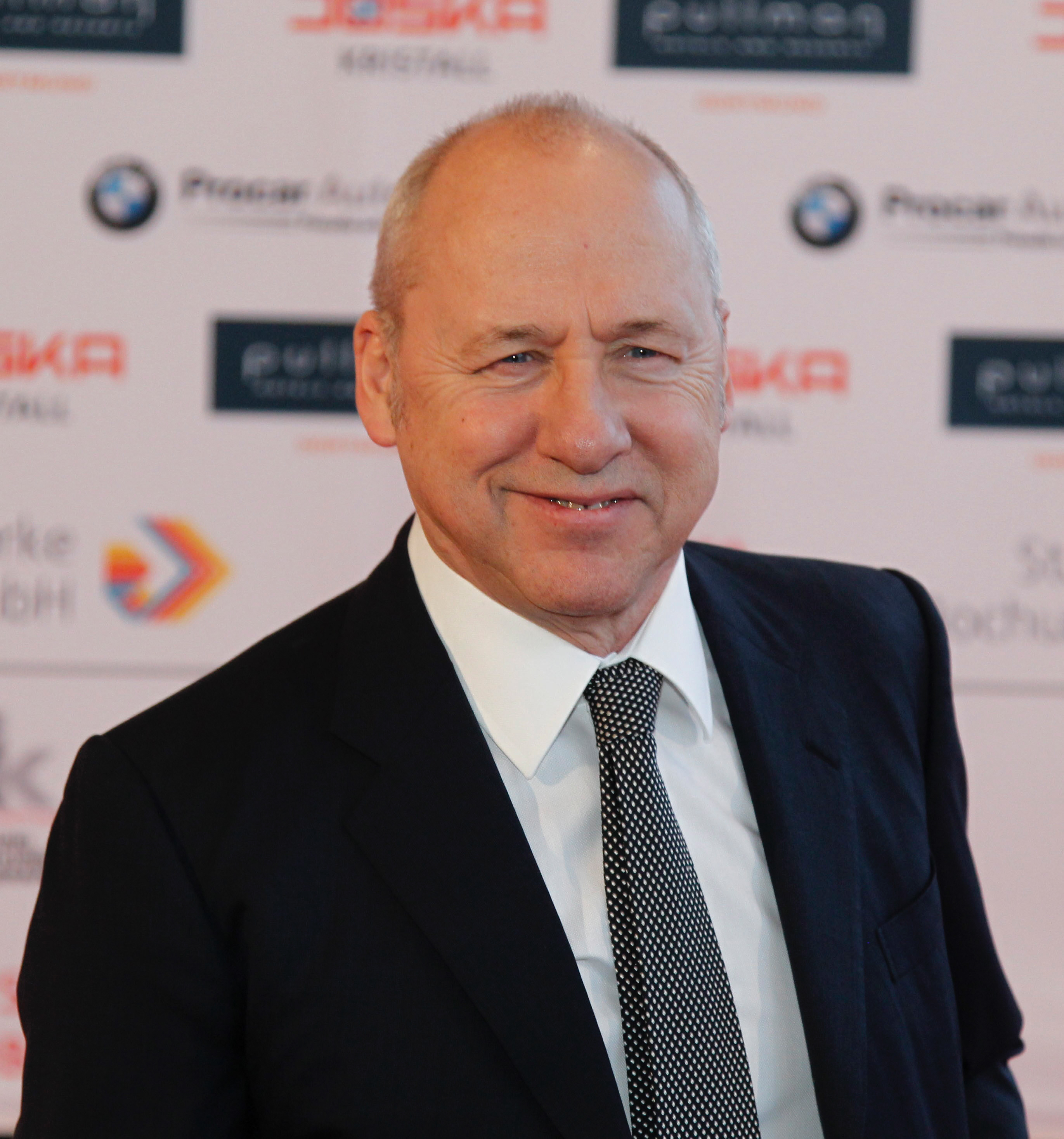 Mark Knopfler sławę zdobył na przełomie lat 70. i 80. będąc liderem grupy Dire Straits. Ich teledysk do utworu