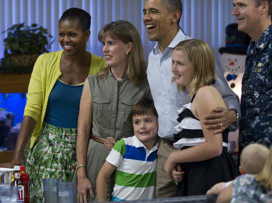 Michelle Obama w kolorowych kreacjach na wakacjach na Hawajach. Neonowe barwy, wyraziste desenie