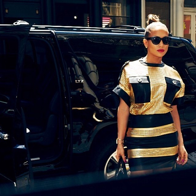 Jennifer Lopez na ulicach Nowego Jorku w kreacji z wiosennej kolekcji marki Emanuel Ungaro