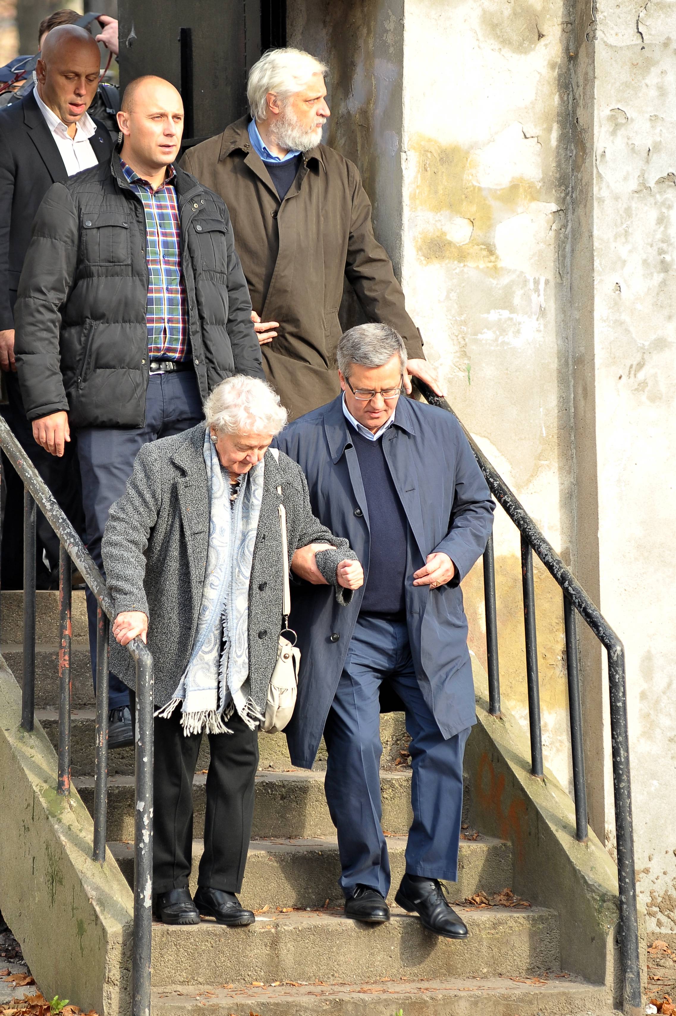 Bronisław Komorowski z mamą na Powązkach