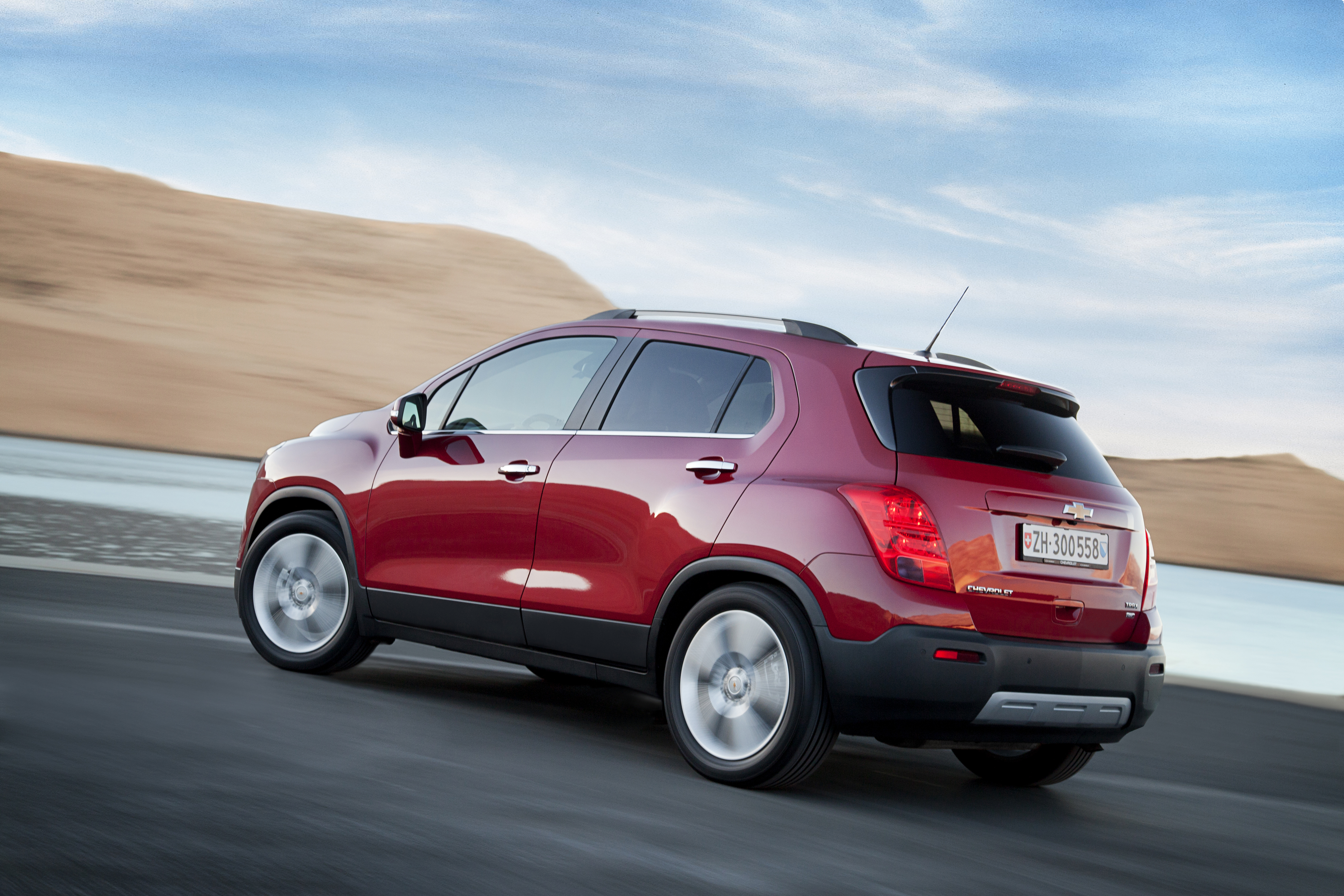 Samochód na żywo wygląda jeszcze lepiej niż na zdjęciach. Styl traxa jest bardziej przyjazny od przerysowanego wyglądu nissana juke. Bliźniaczy opel mokka może i ładniejszy jednak bajery kosztują... Do ceny wrócimy na finał, teraz wsiadamy za kółko…