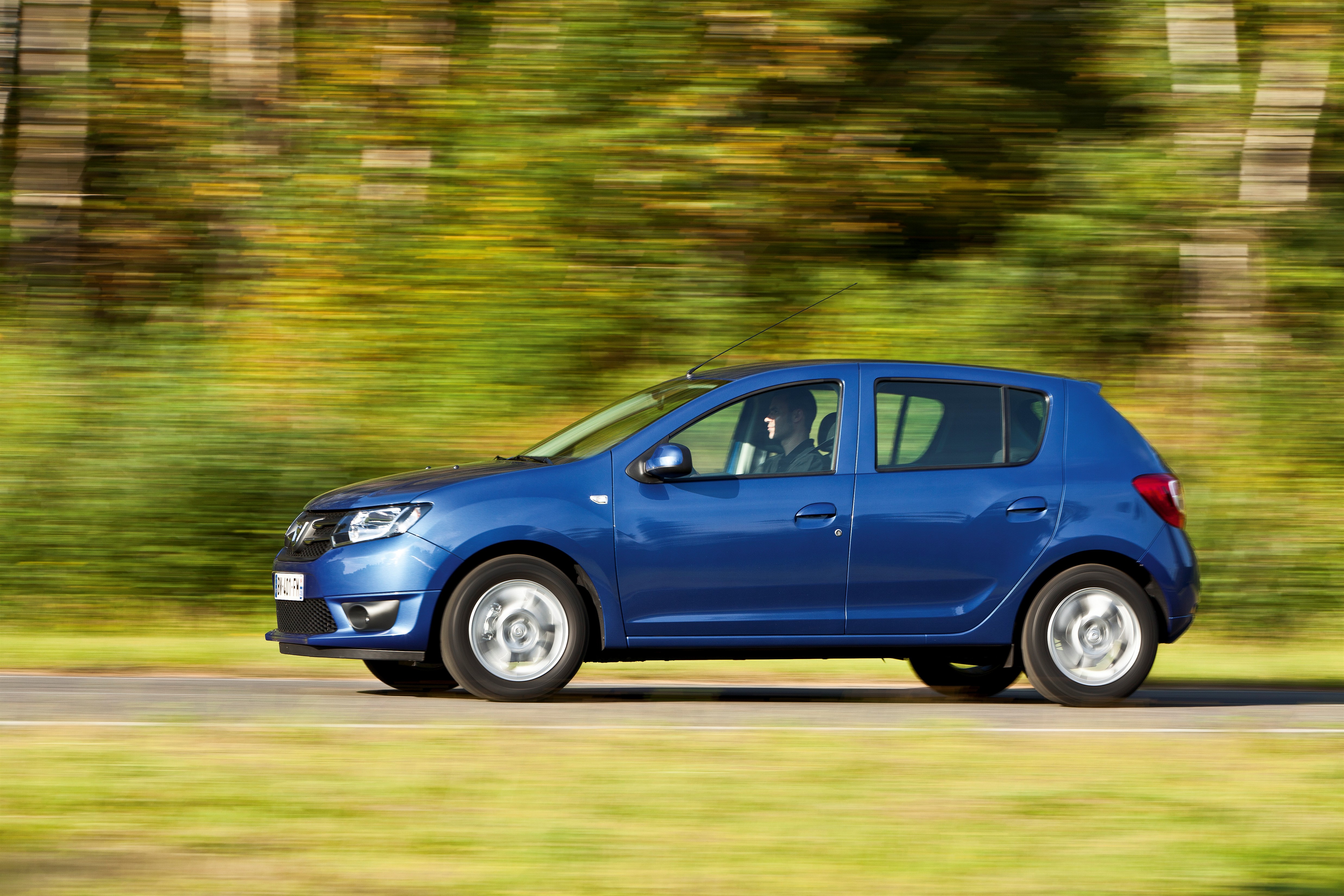 Ten model debiutował w 2007 roku w Brazylii jak renault sandero - tam okazał się hitem. Dlatego w 2008 roku władze francuskiego koncernu zdecydowały się wprowadzić do także na Stary Kontynent pod marką Dacia...