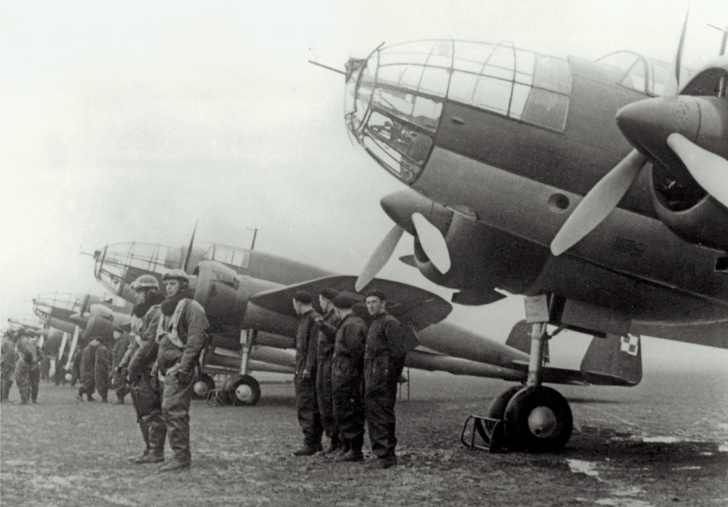 <B>Załogi samolotów PZL-37 Łoś z 210. Dywizjonu Bombowego przy maszynach, rok 1939</B> <BR><BR> Zygmunt Puławski, Franciszek Misztal, Stanisław Prauss, Ryszard Bartel, Jerzy Dąbrowski oraz Wsiewołod Jakimiuk - nazwiska tych znakomitych inżynierów również przypomina album wydany przez Wydawnictwo BOSZ. <BR><BR> Ich dziełem były bardzo udane maszyny - liniowy i rozpoznawczo-bombowy PZL-23