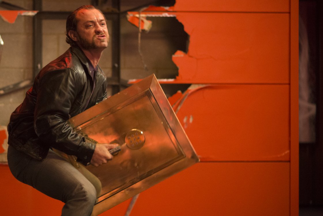 Oto bowiem Dom Hemingway (kradnący cały show Jude Law) to kolejny facet, którego dopadł kryzys męskości. Po 12 latach spędzonych w więzieniu nie potrafi odnaleźć się w nowej rzeczywistości, pełnej dziwnych norm i zakazów. Pojęcie honoru nikogo już w niej nie obowiązuje, a w barze nie można palić papierosów. Nic dziwnego, że Dom reaguje agresją. Jego latające pięści tuszują jednak wewnętrzny strach