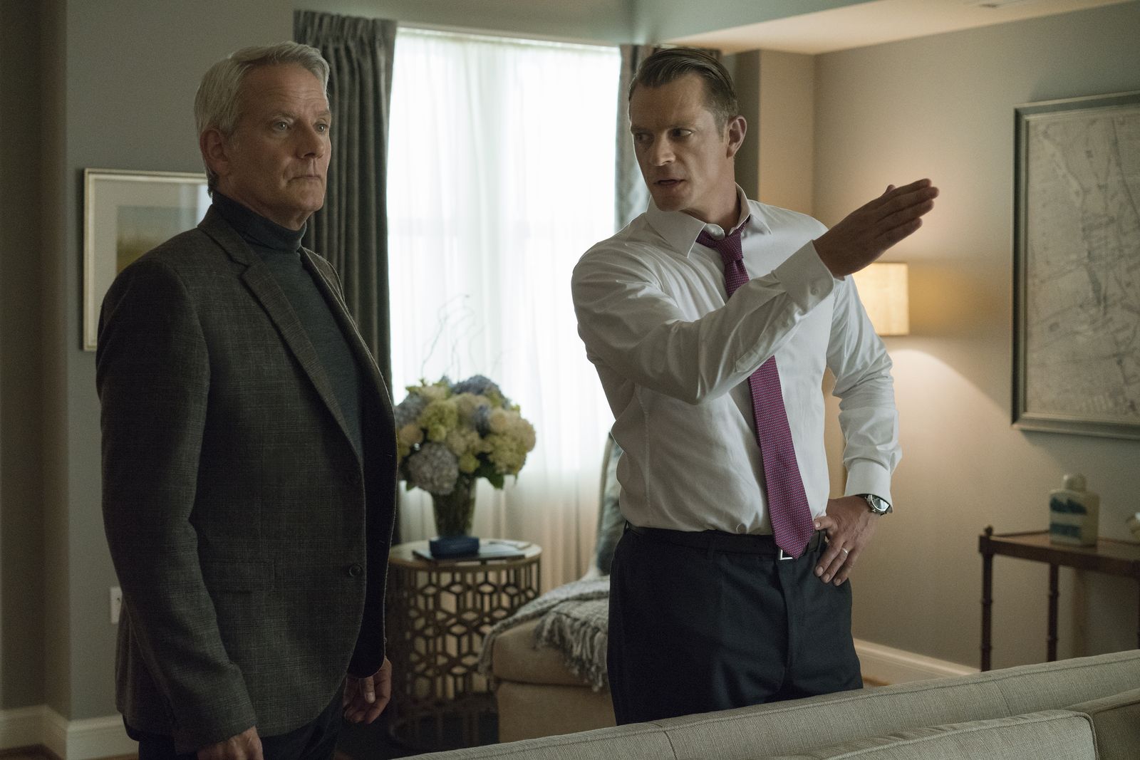 Ponadto w serialu House of Cards występują: Patricia Clarkson, Campbell Scott, Michael Kuelly, Jayne Atkinson, Neve Campbell, Derek Cecil oraz Paul Sparks.