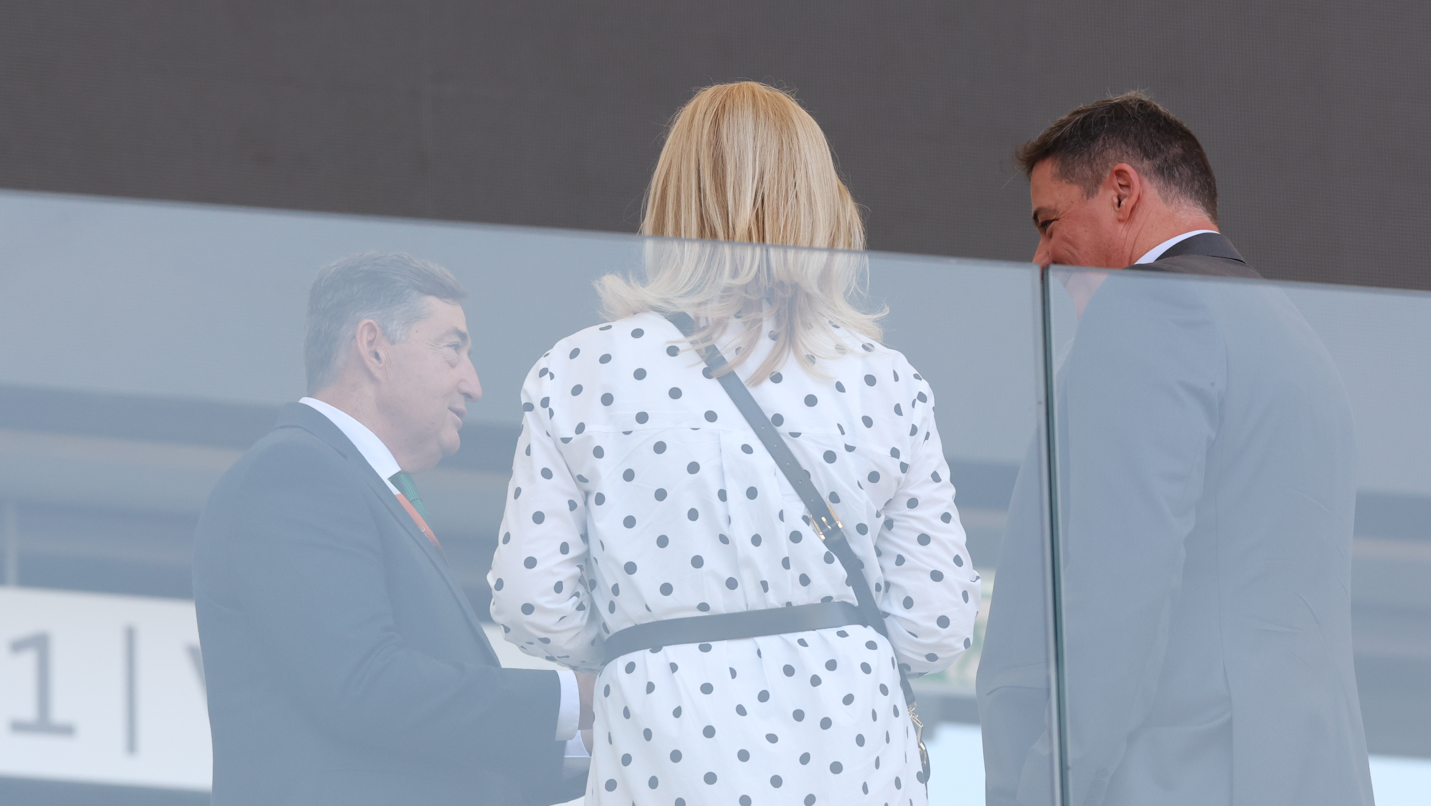 Mészáros Lőrinc és Várkonyi Andrea is hazajött luxusnyaralásról a vébémegnyitóra - fotók