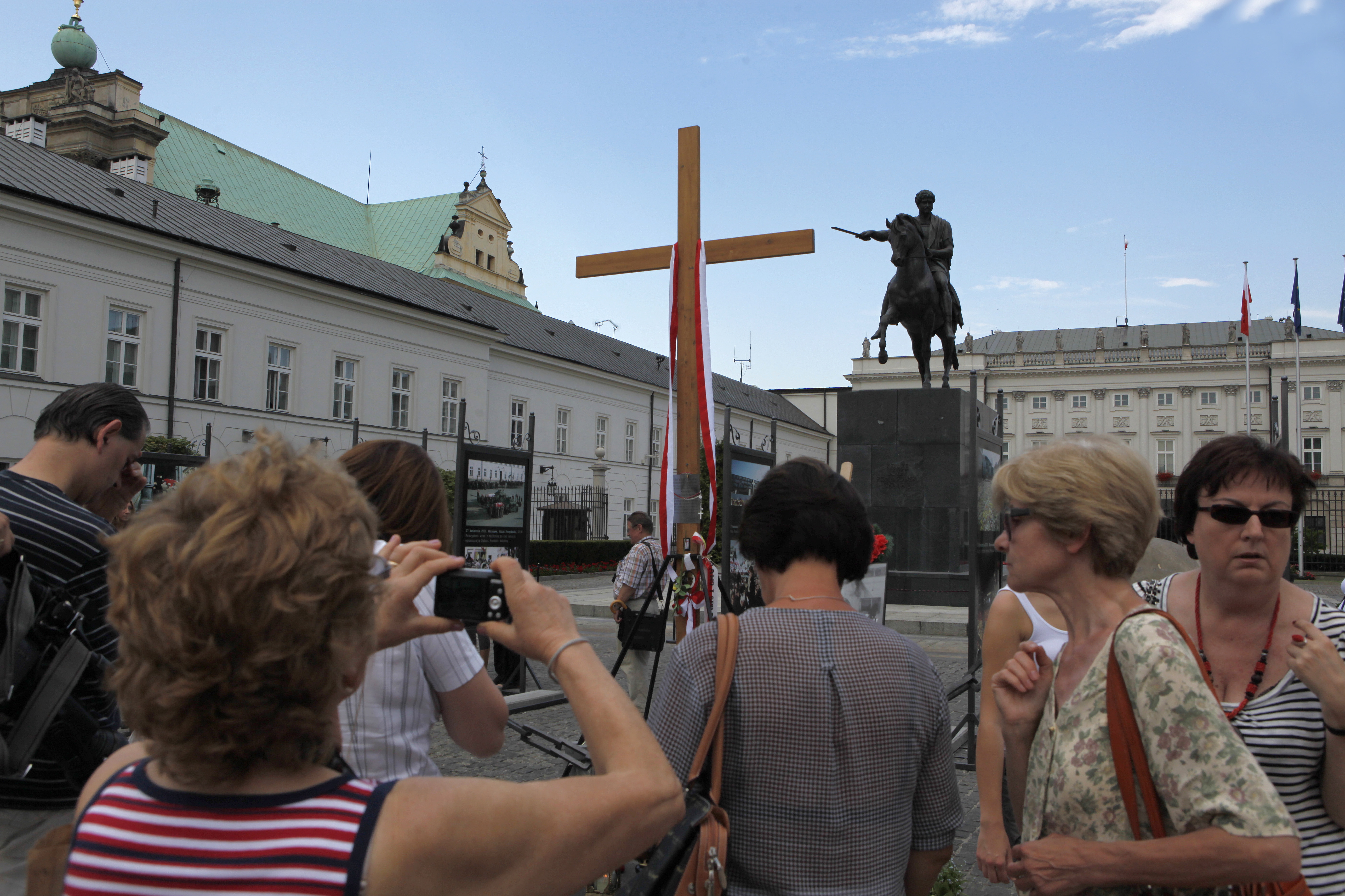 Krzyż przed Pałacem Prezydenckim, ustawiony przez harcerzy po katastrofie samolotu prezydenckiego pod Smoleńskiem. 16.07.2010 r.
