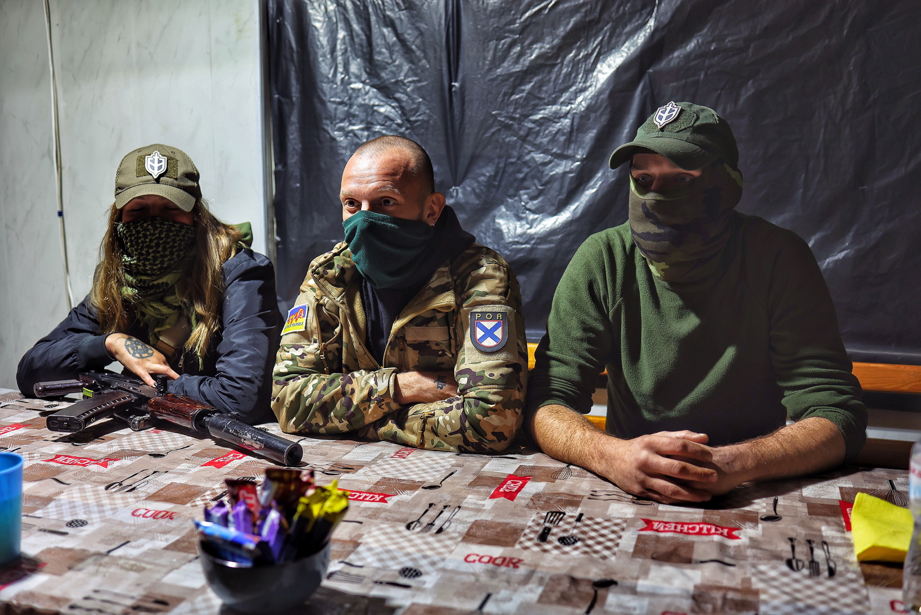 Kirył i jego żołnierze nagrywają podziękowania dla wolontariuszy, którzy wspierają ich oddział walczący po stronie ukraińskiej