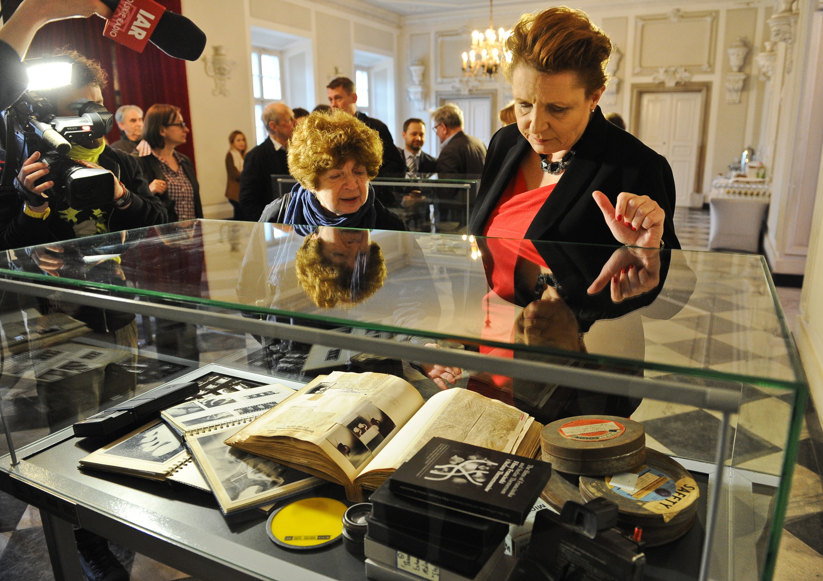 Zbiory przekazała siostrzenica Franciszki Themerson - Jasia Reichardt. Razem z przyjacielem rodziny, pisarzem i rysownikiem Nickiem Wadley’em, powołała w Londynie Archiwum Themersonów w 1989 r., rok po śmierci Franciszki i Stefana. W kilka lat uporządkowali potężne zbiory filmowej, literackiej, graficznej, fotograficznej czy teatralnej działalności małżeństwa. Dziś Jasia Reichardt cieszyła się, że archiwum będzie się teraz zajmowała Biblioteka Narodowa. To jest dla nas bardzo ważne, bo archiwum to nie tylko historia, to jest życie i ono musi żyć - podkreślała.