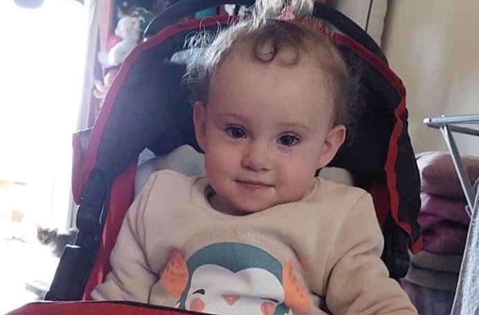 „Kezeim között halt meg a másfél éves kislányom” – Németországban elhunyt kicsi temetésére gyűjtenek Klaudiáék