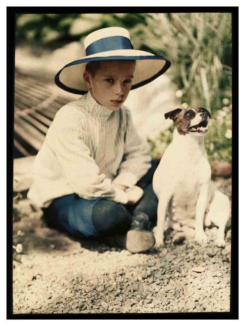 Primrose: Russian Colour Photography - Piotr Vedenisov, Kolya Kozakov i piec - Jałta - 1910-1911 - Collection of Moscow House of Photography Museum