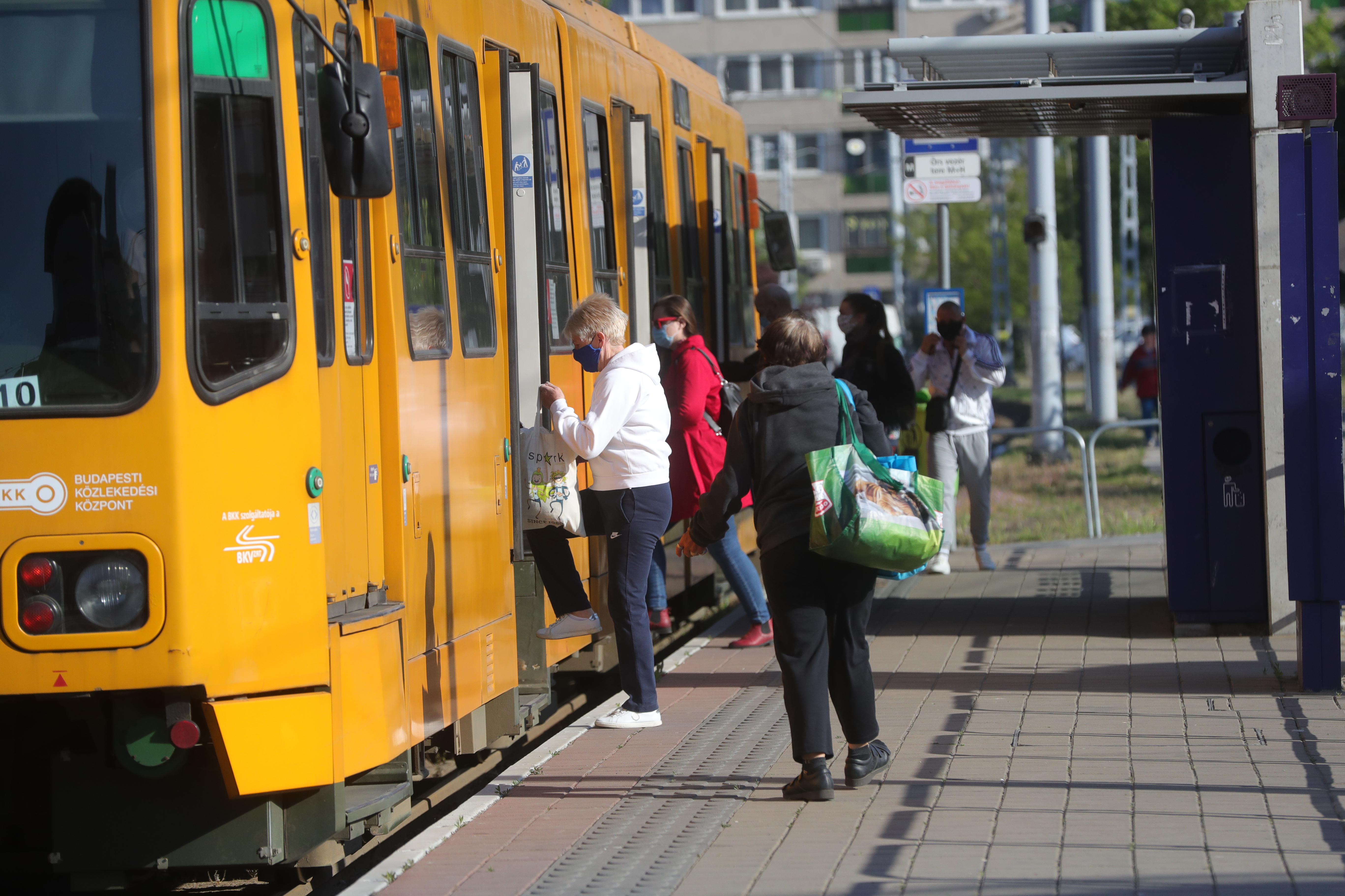 13 és 16 év közötti fiatalok vertek meg egy jegyellenőrt Budapesten: videó is készült az esetről