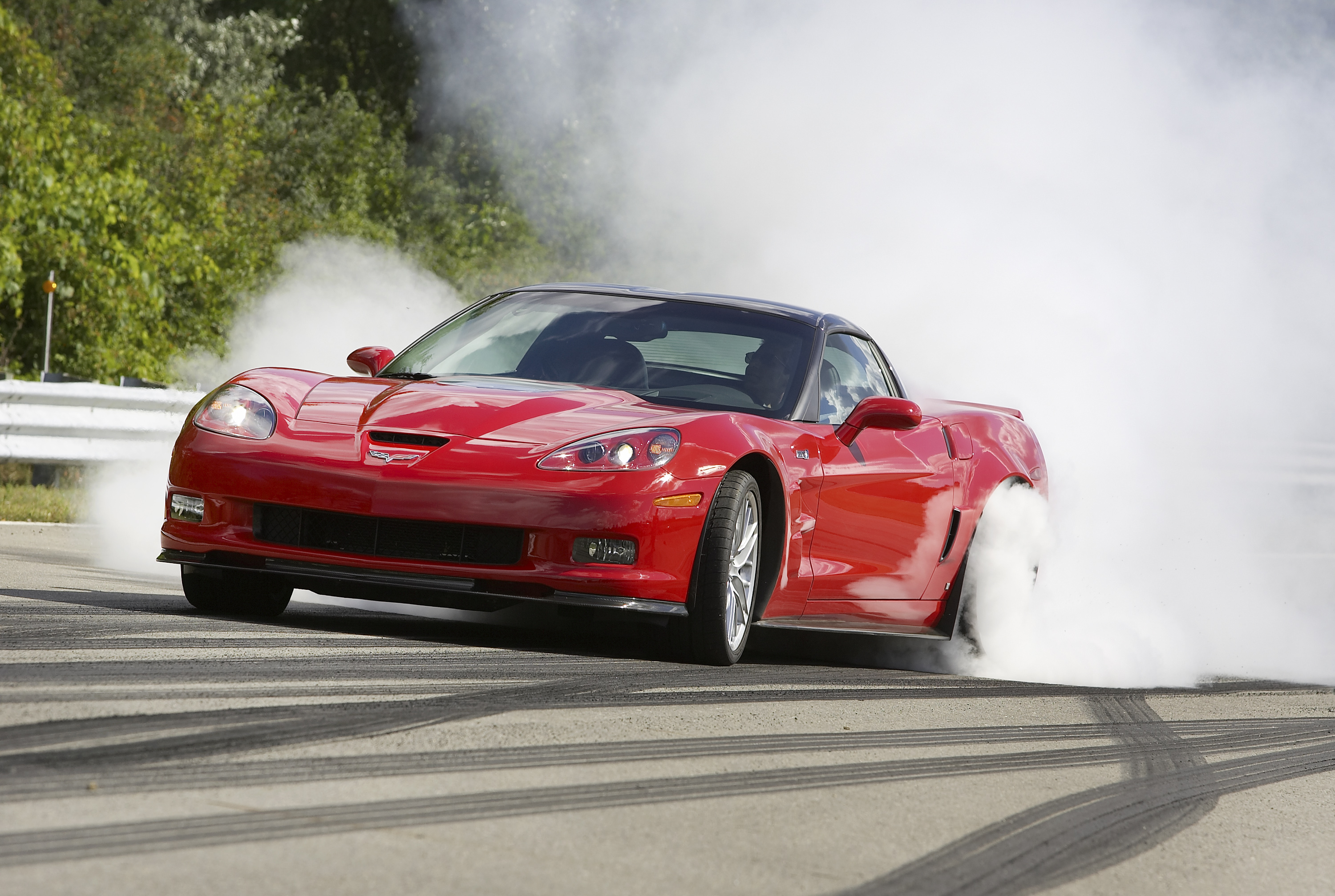 Aluminiową konstrukcję wykorzystuje także chevrolet corvette ZR1 (2009). Posiada on jednak więcej części karoseryjnych wykonanych z kompozytów węglowych (między innymi panel dachowy).