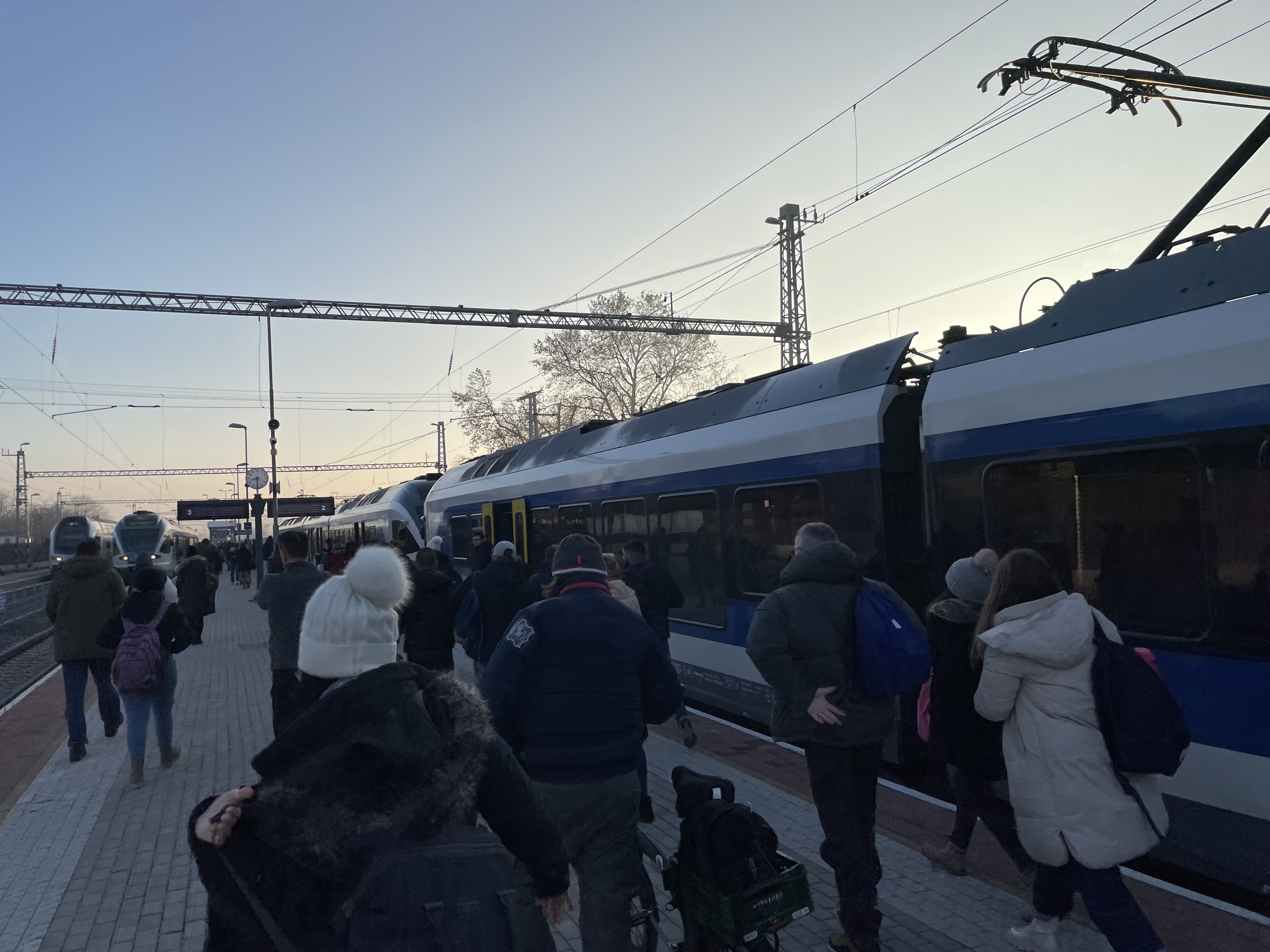 Vonatkáosz - Egy pokoli hétfő reggel története: 30 perces út 3 óra alatt a Keleti Pályaudvarra