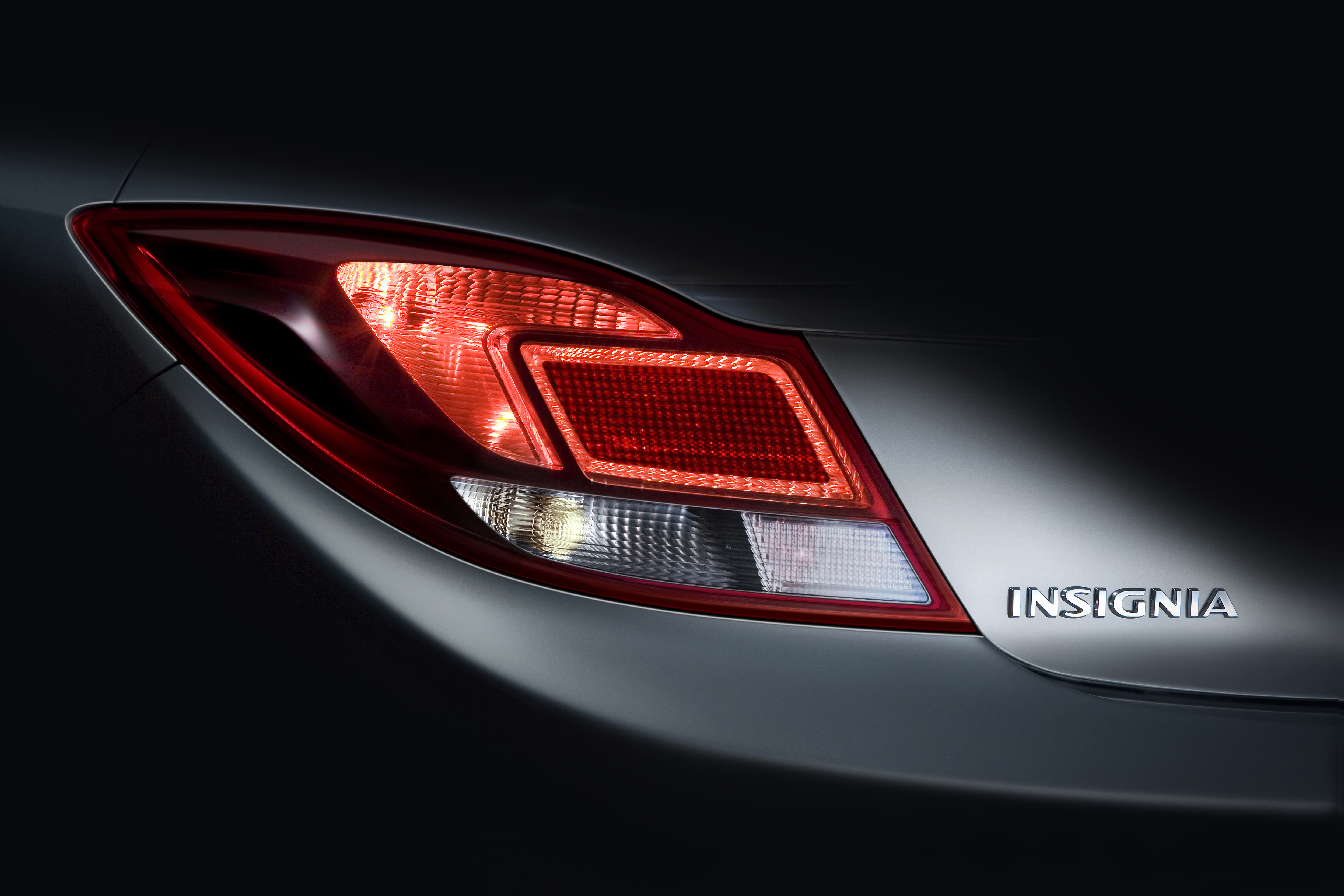 Opel insignia zadebiutuje od razu jako sedan i 5-drzwiowy hatchback - dokładnie 22 lipca 2008 roku podczas wystawy samochodowej w Londynie. Sprzedaż rozpocznie się w listopadzie