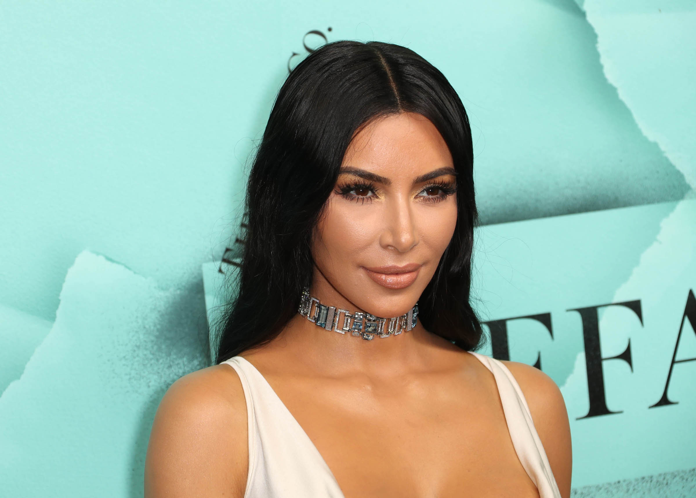 Semmi különös, csak Kim Kardashian vacsorázni ment: átlátszó felsőben  villantott cicit – Itt vannak a képek - Blikk