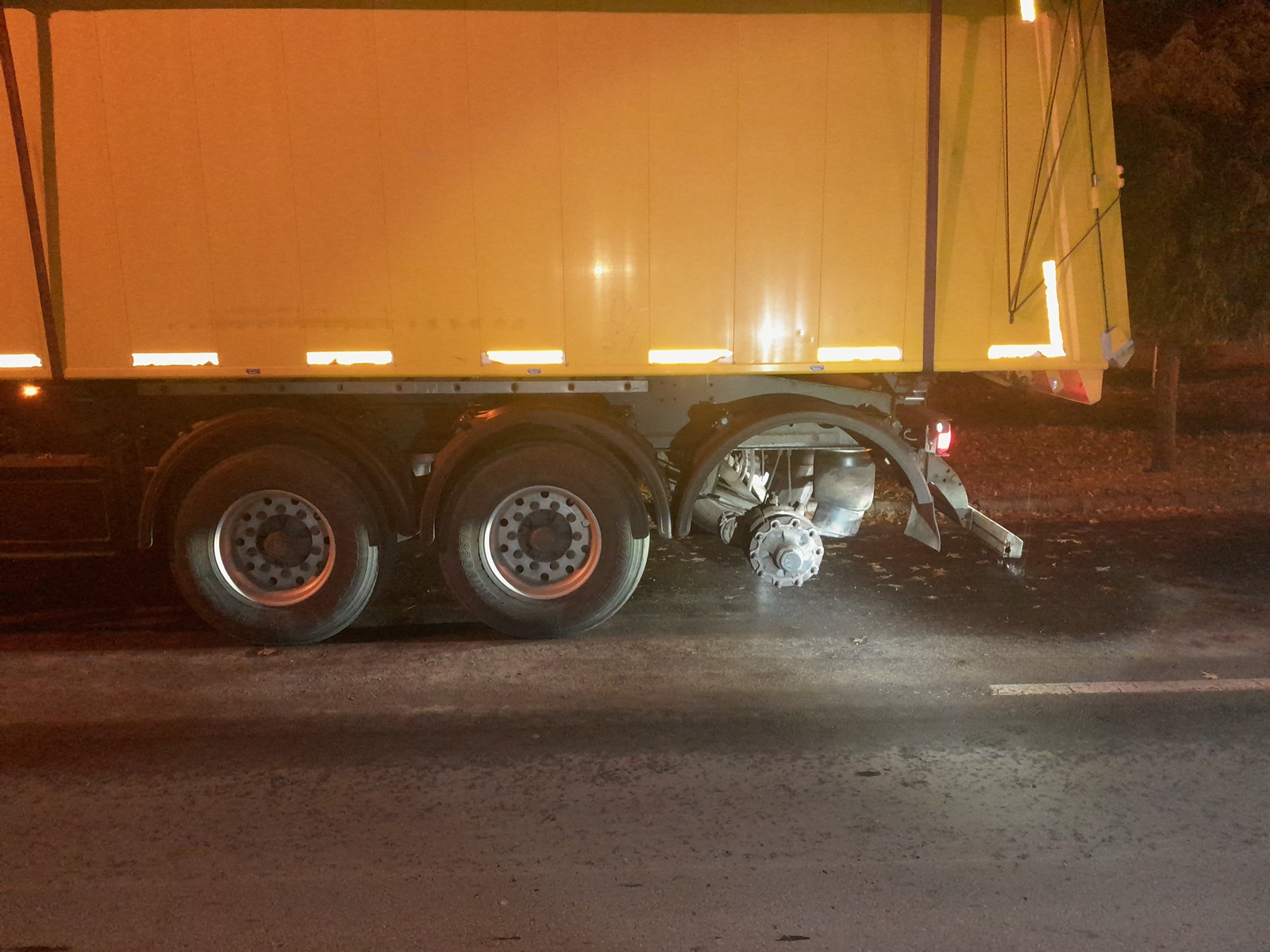 Hiányzó kerékkel cikázott egy teherautó Békésben – fotók