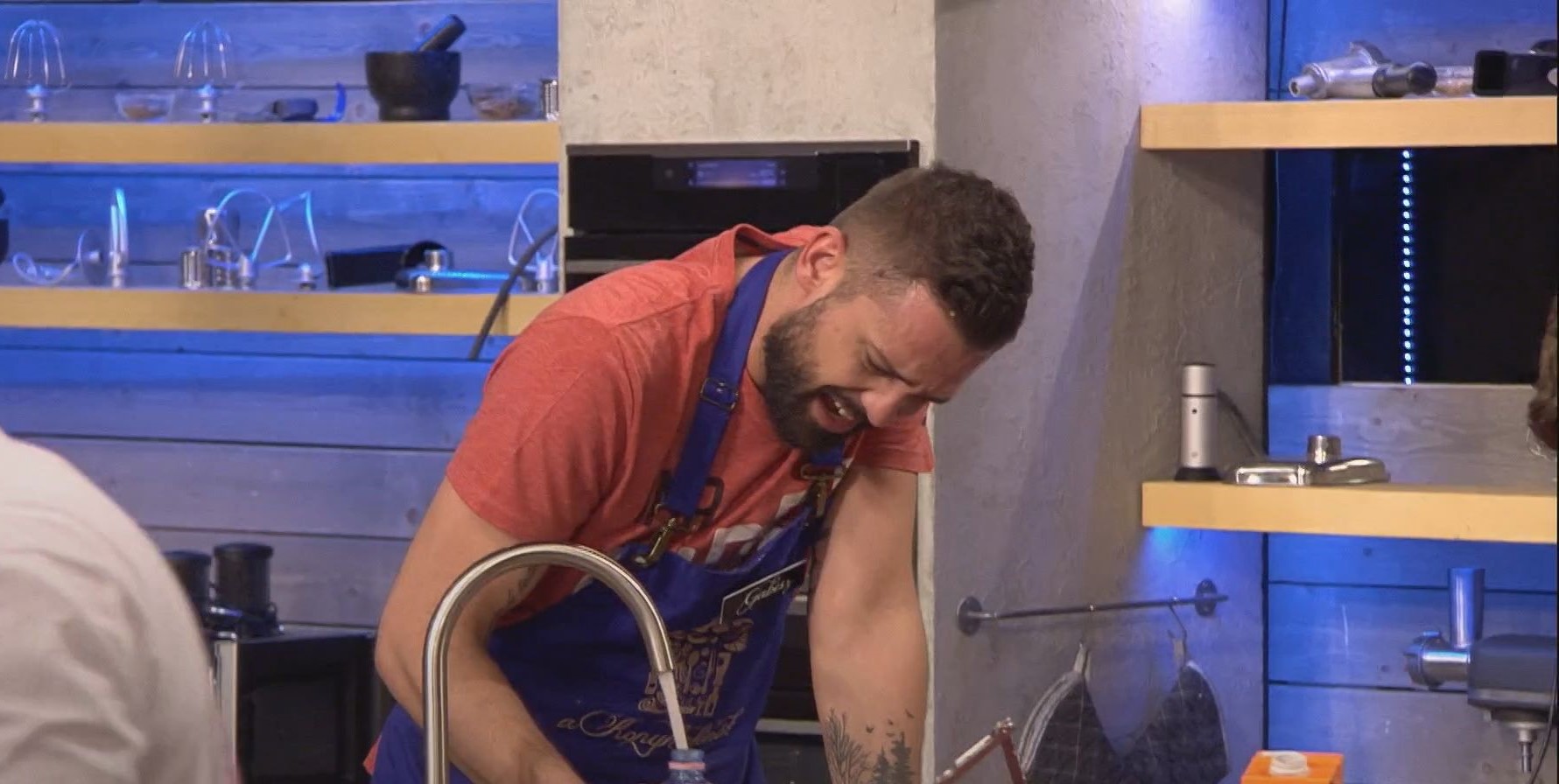 Balesetet szenvedett a Konyhafőnök versenyzője, ordított a fájdalomtól - videó