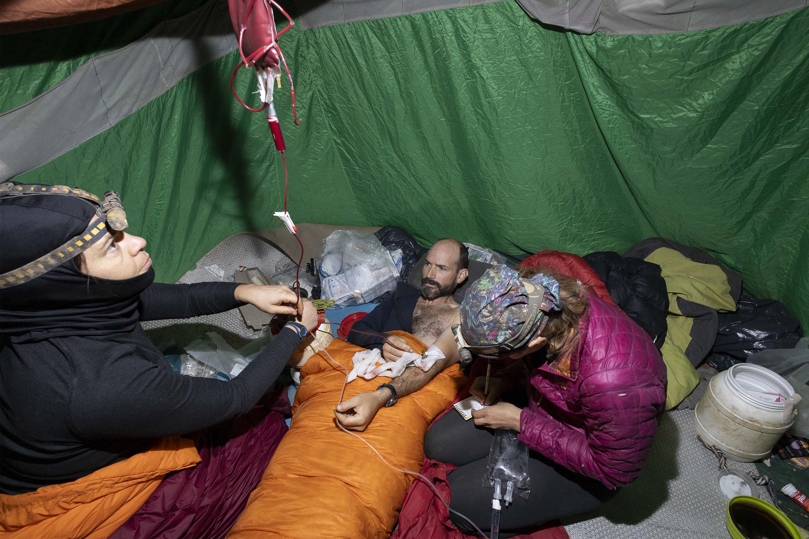 Elkezdték a felszínre hozni a törökországi barlangban rekedt kutatót