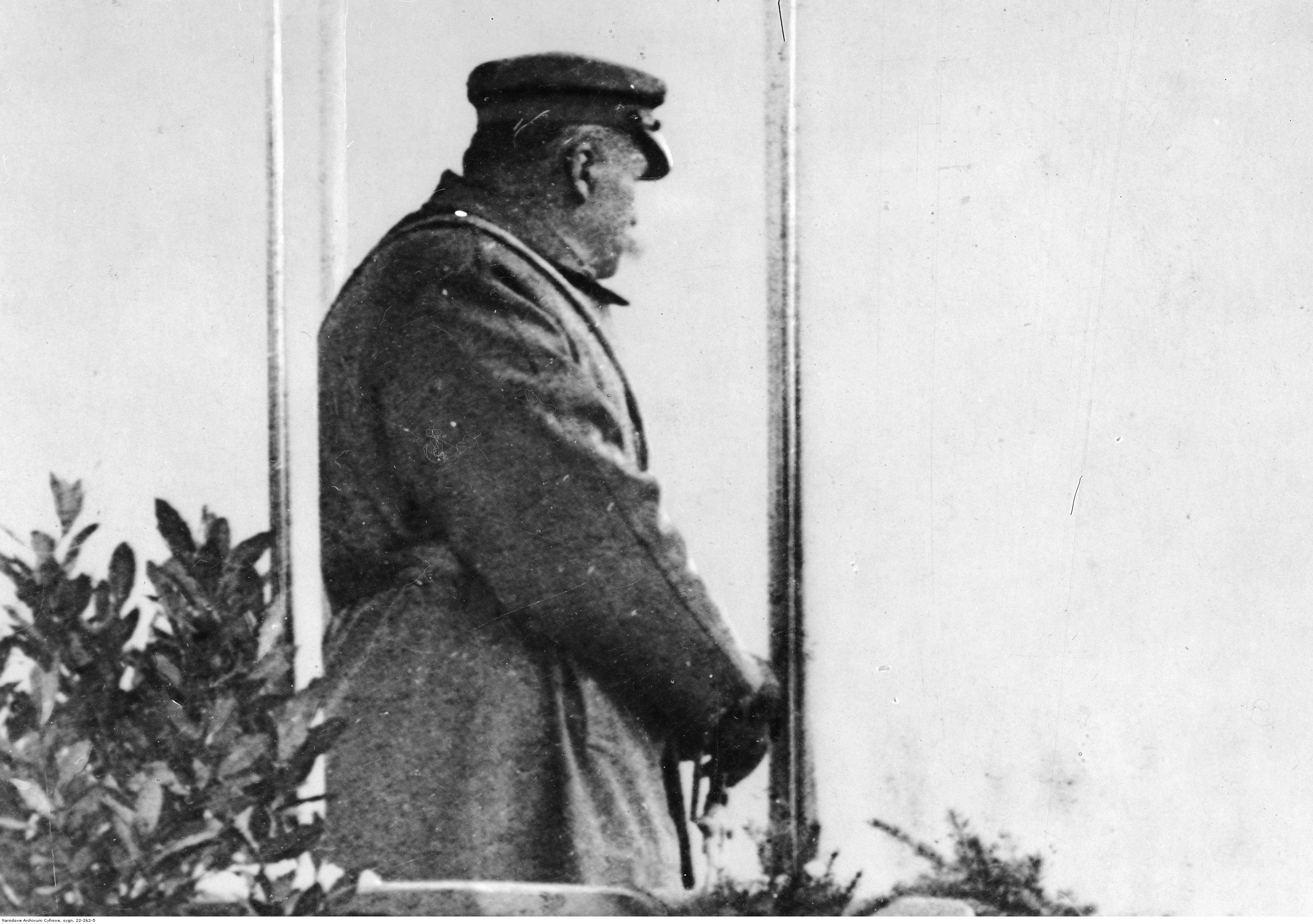 10 listopada 1918r. do Warszawy z Magdeburga wrócił Józef Piłsudski, a dzień później - 11 listopada Rada Regencyjna przekazała mu władzę wojskową i naczelne dowództwo wojsk polskich.