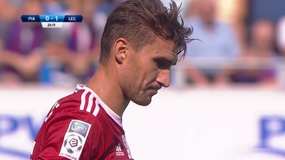 Piast - Legia (0:1): Papadopulos marnuje niezłą okazję na wyrównanie. Czechowi zabrakło centymetrów, by uderzyć piłkę głową