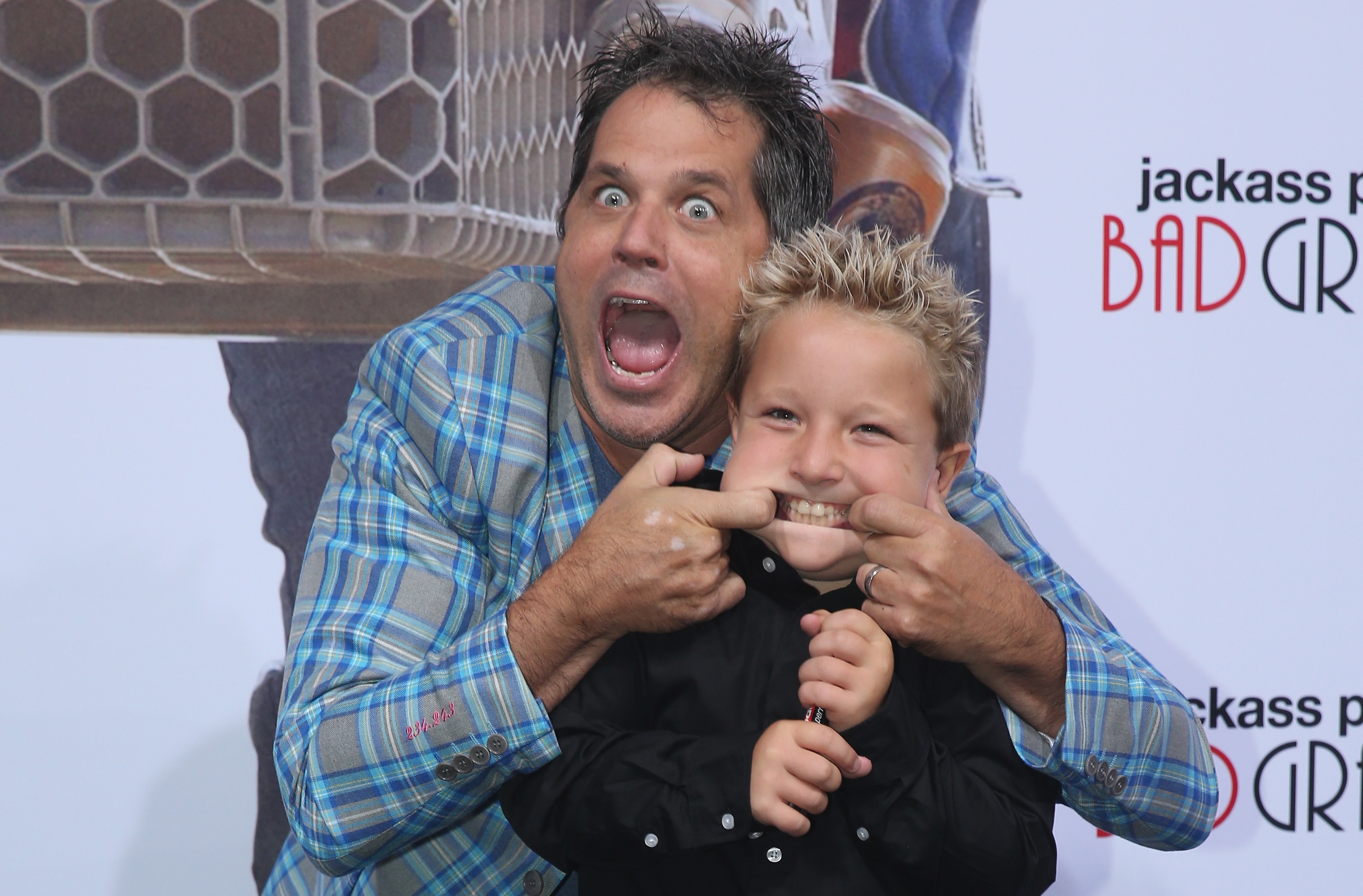 Johnny Knoxville i Jackson Nicoll na premierze