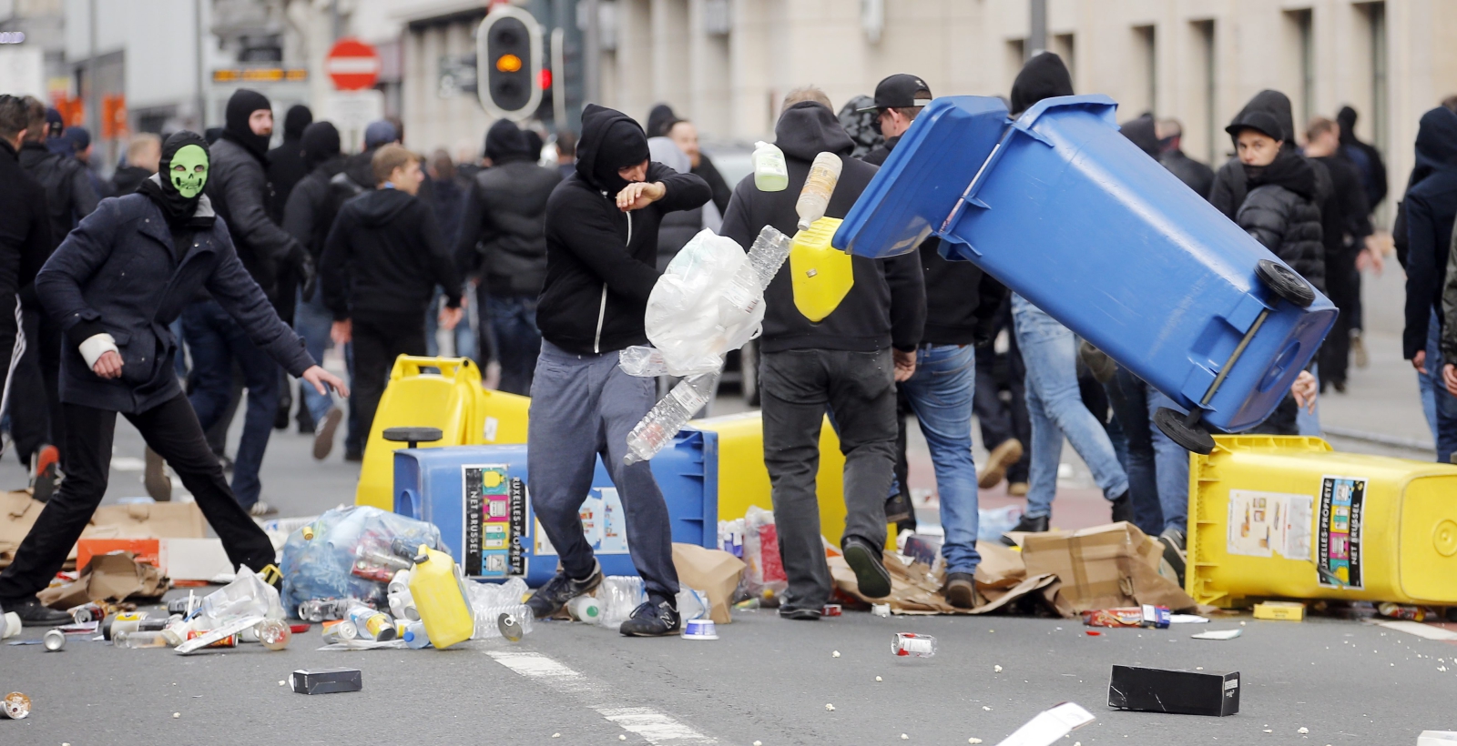 BBC podaje, że policja interweniowała, gdyż niektórzy demonstranci zaczepiali muzułmanki w tłumie i wykonywali hitlerowskie pozdrowienia. Agencja AFP pisze, że ubrani na czarno nacjonaliści wykrzykiwali: <B><I>
