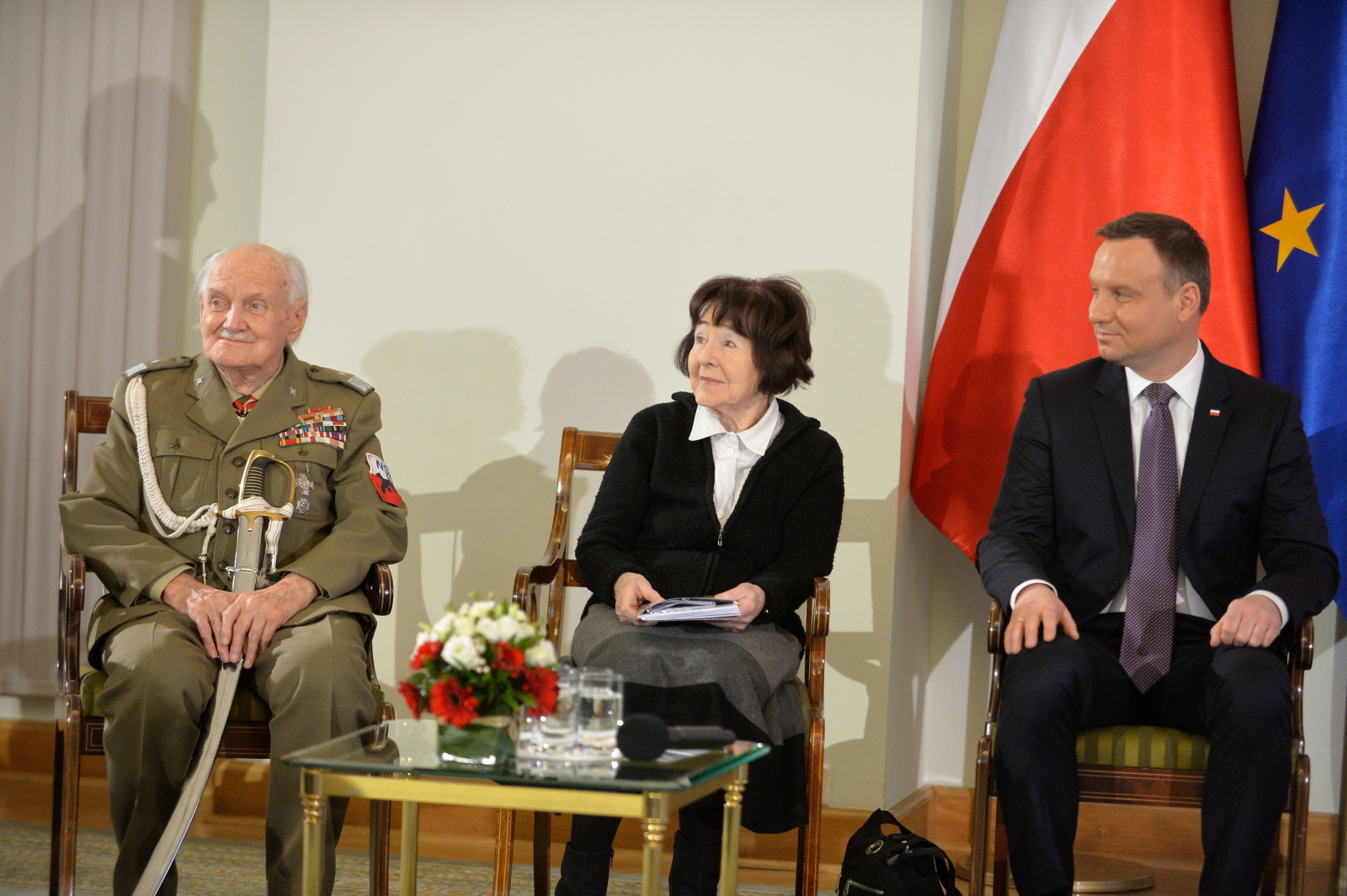 Prezydent Andrzej Duda, córka rotmistrza Witolda Pileckiego Zofia Pilecka i powstaniec warszawski gen. bryg. Jan Podhorski podczas lekcji historii zorganizowanej w Pałacu Prezydenckim. <BR><BR> Na spotkaniu z młodzieżą z liceów im. rtm. Witolda Pileckiego Andrzej Duda wspominał, że gdy miał 6-8 lat, oglądał w telewizji serial o chłopcach z małego miasteczka, którzy przyjaźnili się z lokalnymi milicjantami. <BR><BR> <I>Był taki odcinek, że doszło do strzelaniny w miasteczku, bo jacyś bandyci chcieli ukraść skarb, który gdzieś został schowany, pamiętam widok bandyty wyprowadzonego przez zwycięskich policjantów (...) ten moment oglądał ze mną mój tata i musiałem coś powiedzieć o tych chłopcach, bandytach i dzielnych milicjantach, bo (gdy) tata tak siadł koło mnie i powiedział, że to nie byli bandyci, ja byłem zszokowany</I> - powiedział prezydent. Jak dodał, ojciec wyjaśnił mu, że to byli partyzanci, którzy nie zgadzali się z tym, że do Polski przyszli Rosjanie i Polska znalazła się pod wpływem rosyjskim.